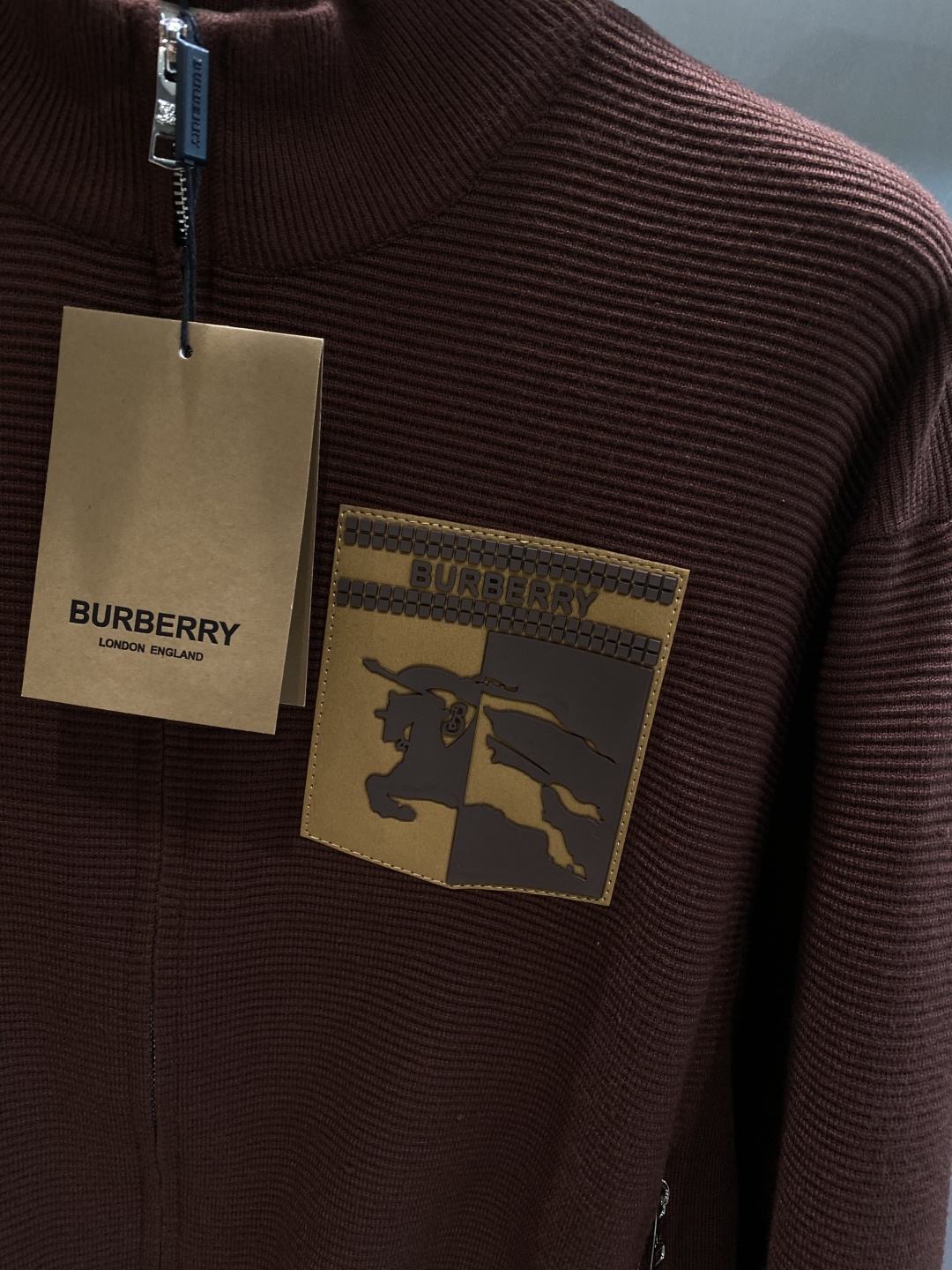 🌾 《𝙉𝙚𝙬🤍🖤巴家》开衫新款针织毛衣衫，彰显2025秋冬秀场的 主题。责任采购羊毛成就换季时节的典雅之