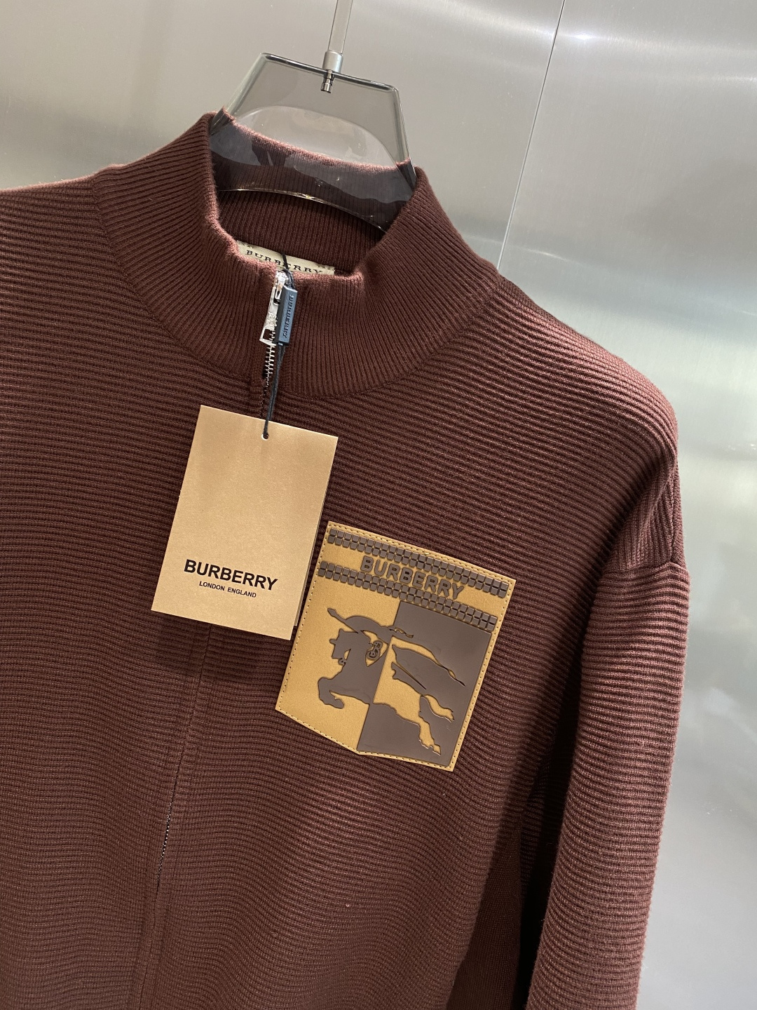 🌾 《𝙉𝙚𝙬🤍🖤巴家》开衫新款针织毛衣衫，彰显2025秋冬秀场的 主题。责任采购羊毛成就换季时节的典雅之