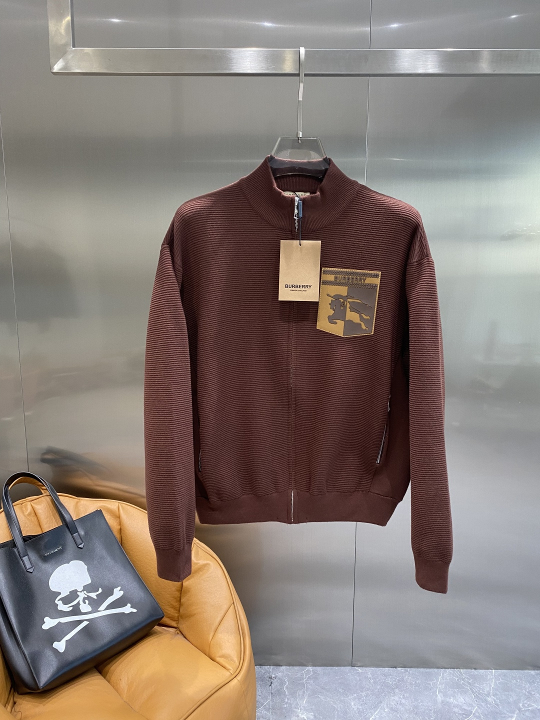 🌾 《𝙉𝙚𝙬🤍🖤巴家》开衫新款针织毛衣衫，彰显2025秋冬秀场的 主题。责任采购羊毛成就换季时节的典雅之