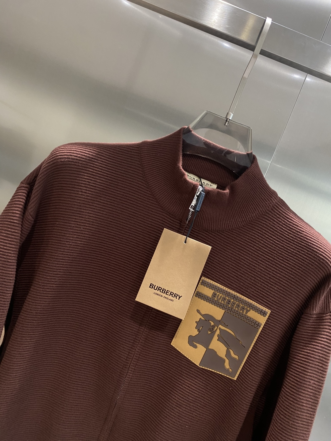 🌾 《𝙉𝙚𝙬🤍🖤巴家》开衫新款针织毛衣衫，彰显2025秋冬秀场的 主题。责任采购羊毛成就换季时节的典雅之