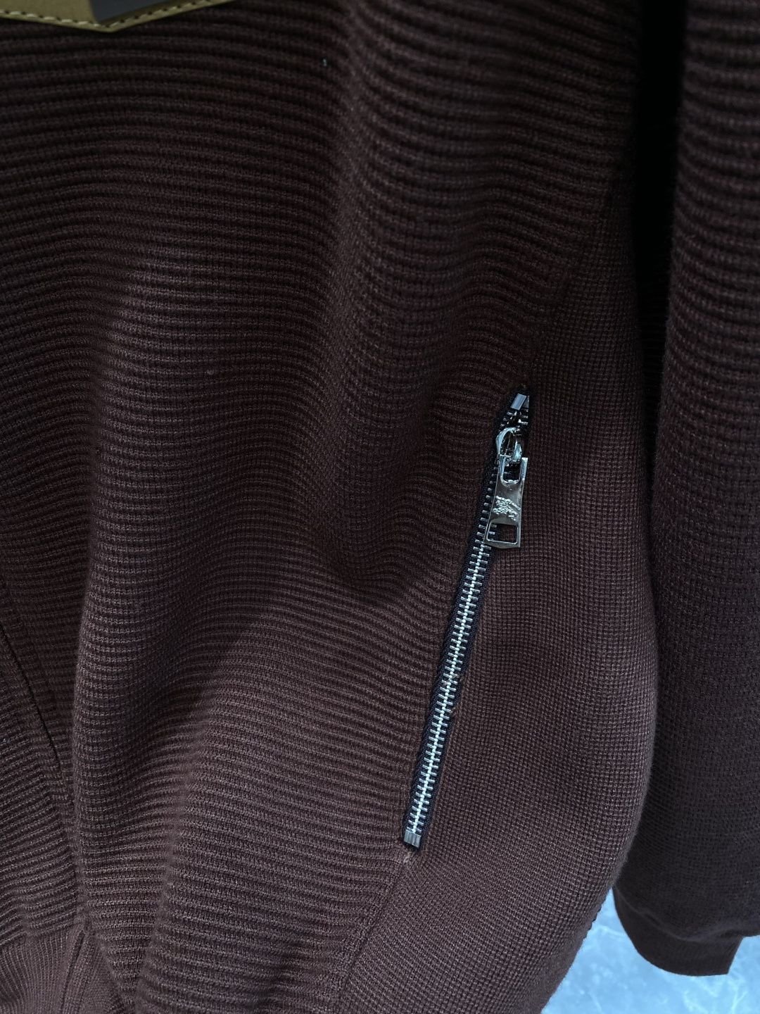 🌾 《𝙉𝙚𝙬🤍🖤巴家》开衫新款针织毛衣衫，彰显2025秋冬秀场的 主题。责任采购羊毛成就换季时节的典雅之