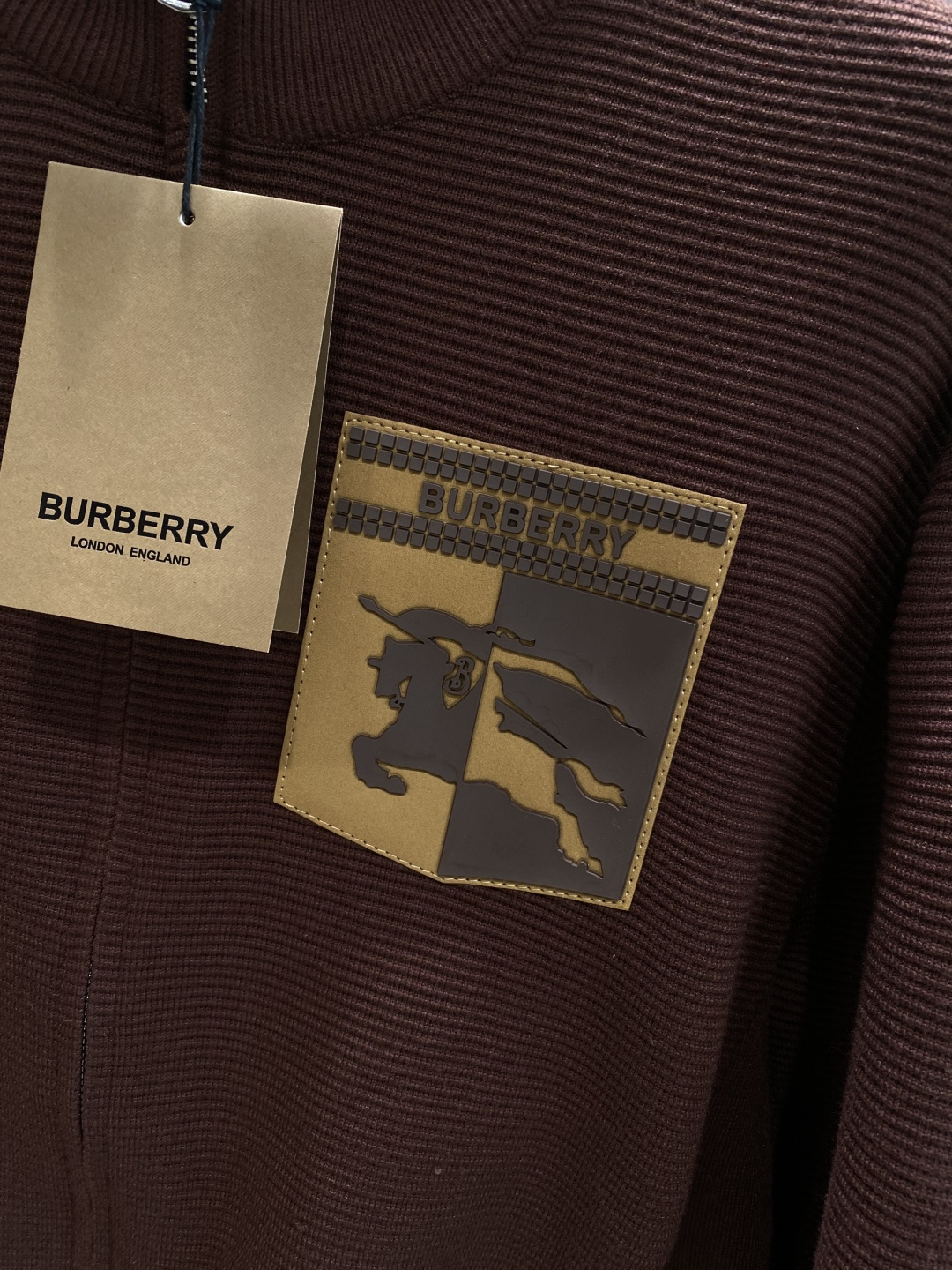 🌾 《𝙉𝙚𝙬🤍🖤巴家》开衫新款针织毛衣衫，彰显2025秋冬秀场的 主题。责任采购羊毛成就换季时节的典雅之