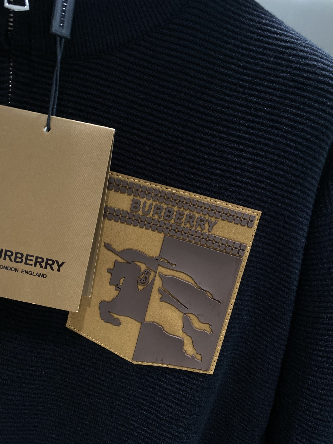 🌾 《𝙉𝙚𝙬🤍🖤巴家》开衫新款针织毛衣衫，彰显2025秋冬秀场的 主题。责任采购羊毛成就换季时节的典雅之