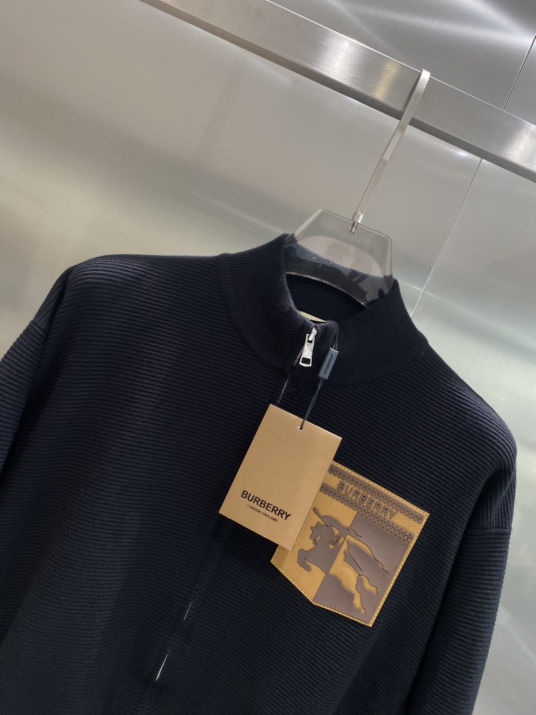 🌾 《𝙉𝙚𝙬🤍🖤巴家》开衫新款针织毛衣衫，彰显2025秋冬秀场的 主题。责任采购羊毛成就换季时节的典雅之