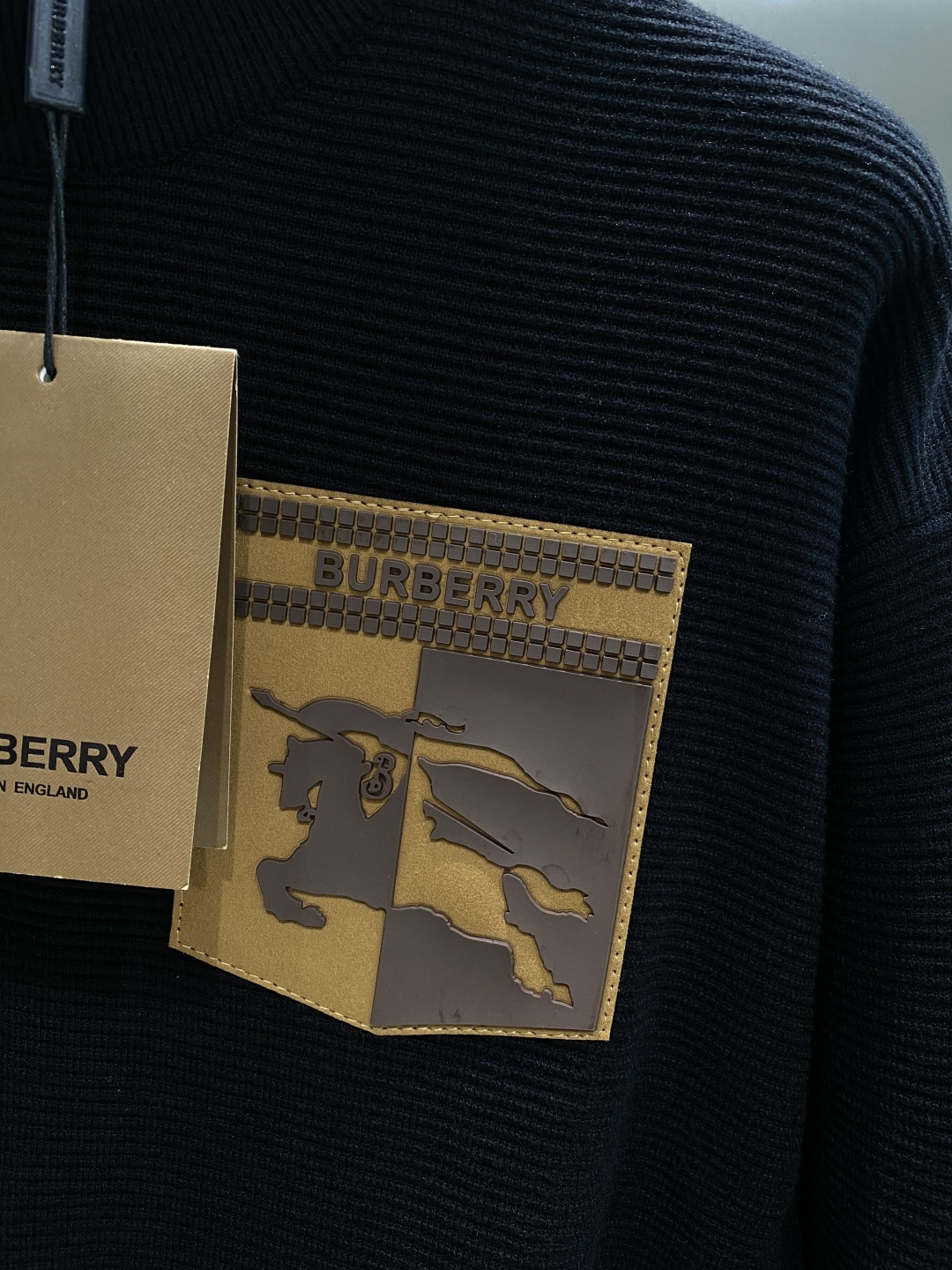 🌾 《𝙉𝙚𝙬🤍🖤巴家》开衫新款针织毛衣衫，彰显2025秋冬秀场的 主题。责任采购羊毛成就换季时节的典雅之