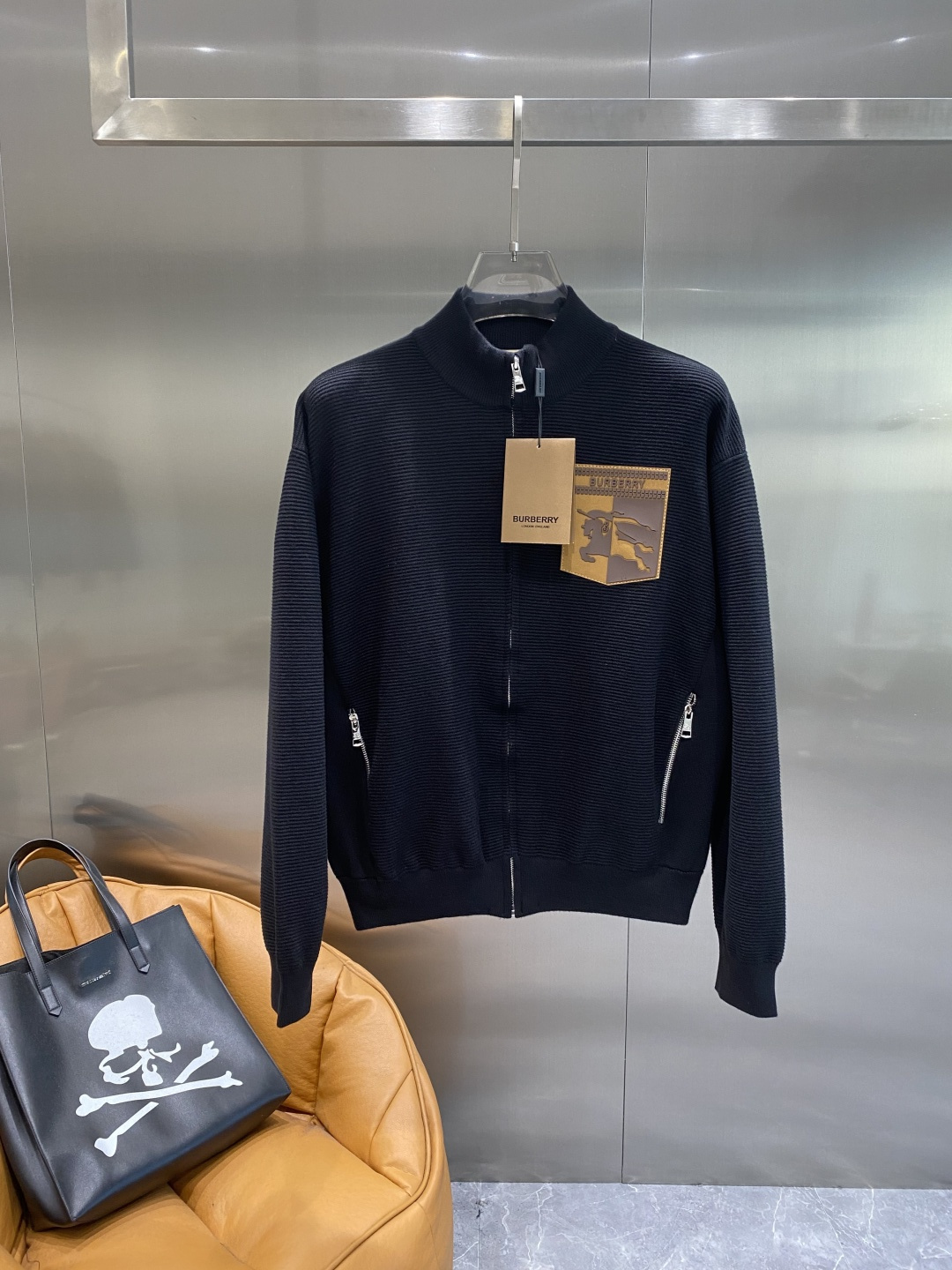 🌾 《𝙉𝙚𝙬🤍🖤巴家》开衫新款针织毛衣衫，彰显2025秋冬秀场的 主题。责任采购羊毛成就换季时节的典雅之