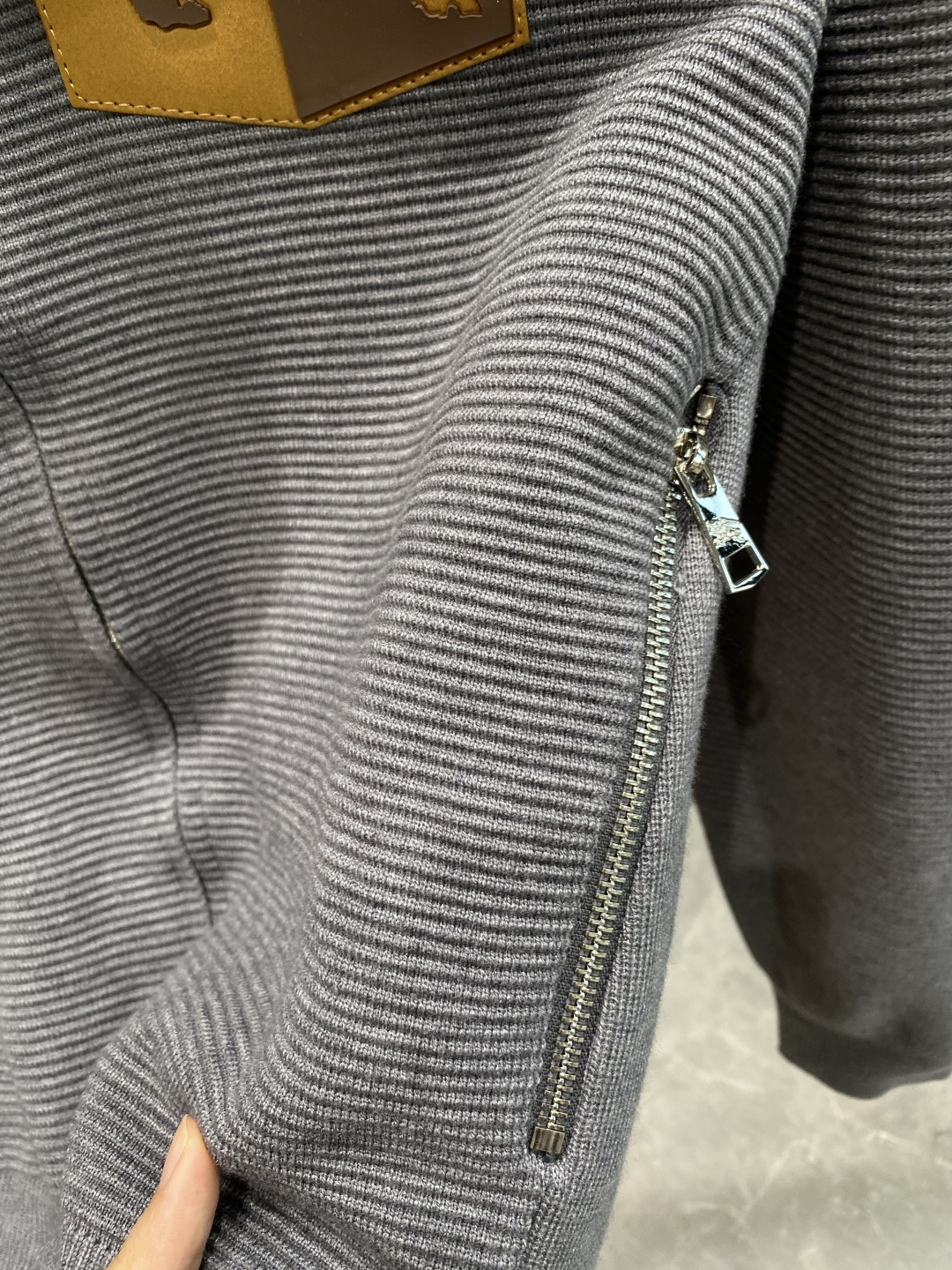 🌾 《𝙉𝙚𝙬🤍🖤巴家》开衫新款针织毛衣衫，彰显2025秋冬秀场的 主题。责任采购羊毛成就换季时节的典雅之