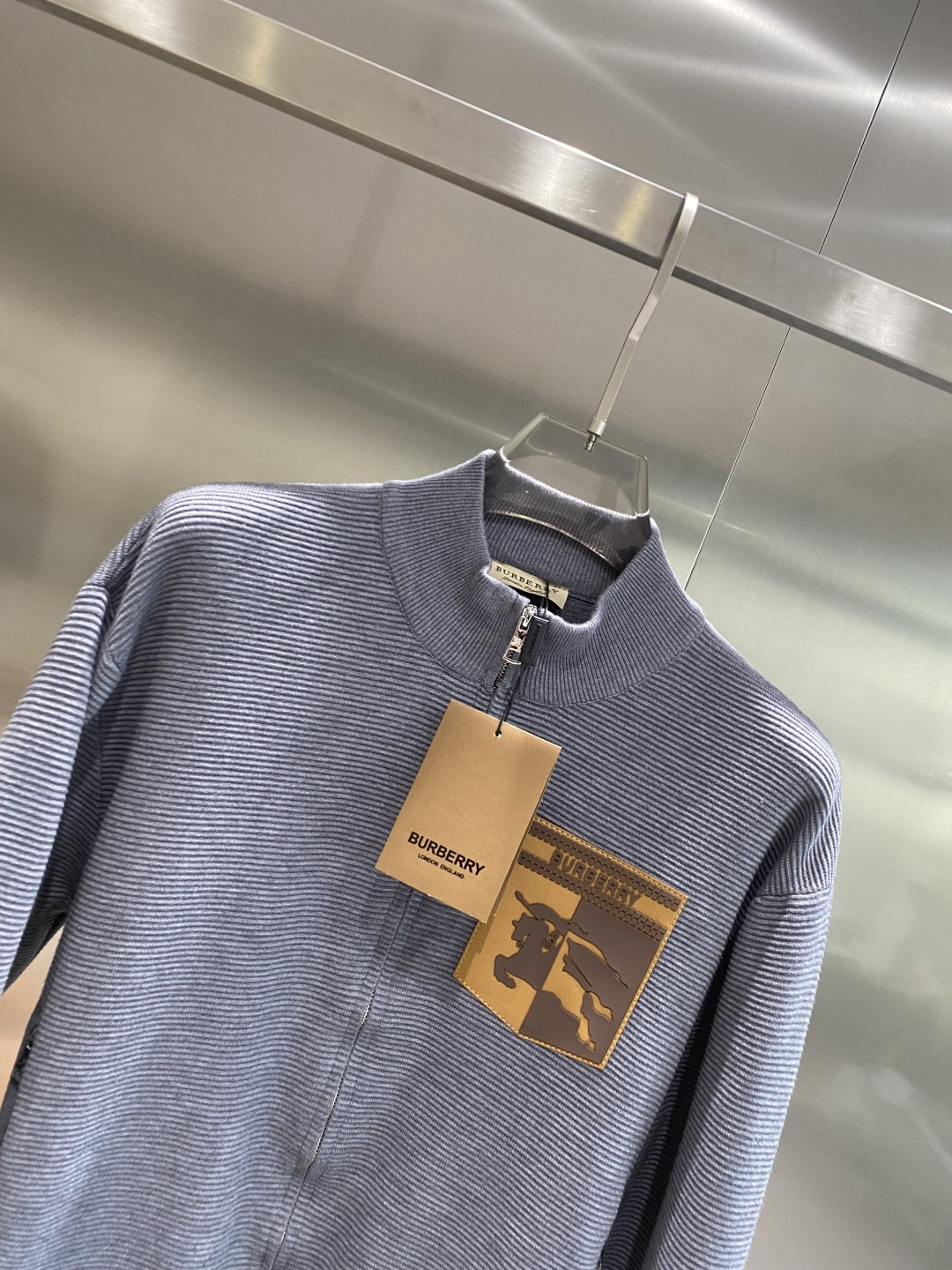 🌾 《𝙉𝙚𝙬🤍🖤巴家》开衫新款针织毛衣衫，彰显2025秋冬秀场的 主题。责任采购羊毛成就换季时节的典雅之