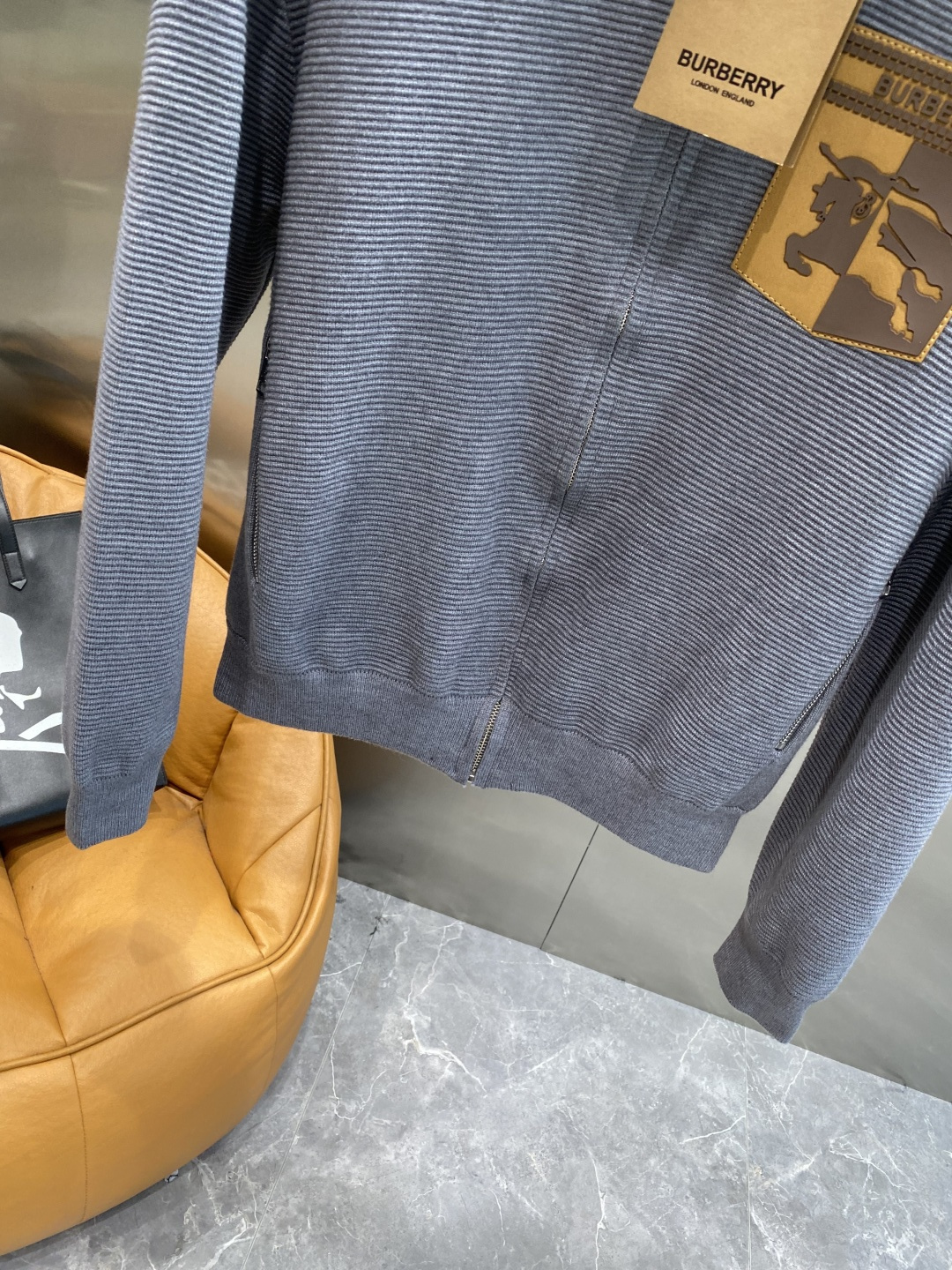 🌾 《𝙉𝙚𝙬🤍🖤巴家》开衫新款针织毛衣衫，彰显2025秋冬秀场的 主题。责任采购羊毛成就换季时节的典雅之