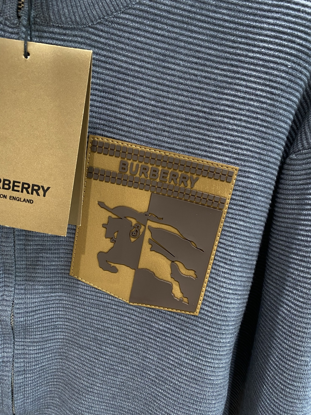 🌾 《𝙉𝙚𝙬🤍🖤巴家》开衫新款针织毛衣衫，彰显2025秋冬秀场的 主题。责任采购羊毛成就换季时节的典雅之