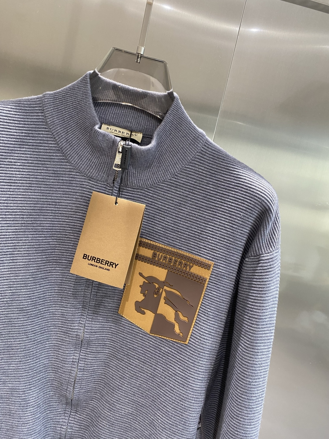 🌾 《𝙉𝙚𝙬🤍🖤巴家》开衫新款针织毛衣衫，彰显2025秋冬秀场的 主题。责任采购羊毛成就换季时节的典雅之