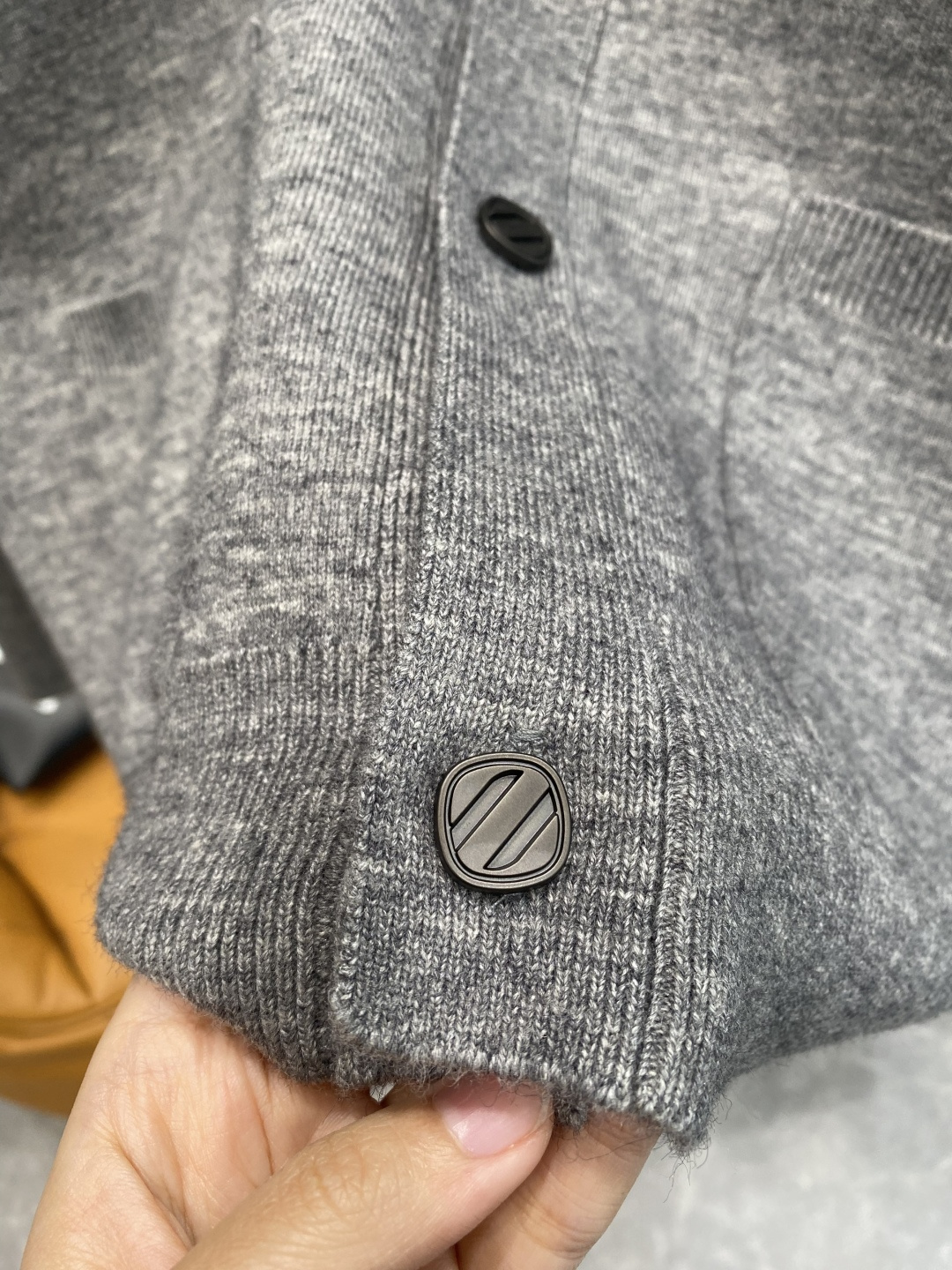 🌾 《𝙉𝙚𝙬🤍🖤杰尼家》开衫新款针织毛衣衫，彰显2025秋冬秀场的 主题。责任采购羊毛成就换季时节的典雅