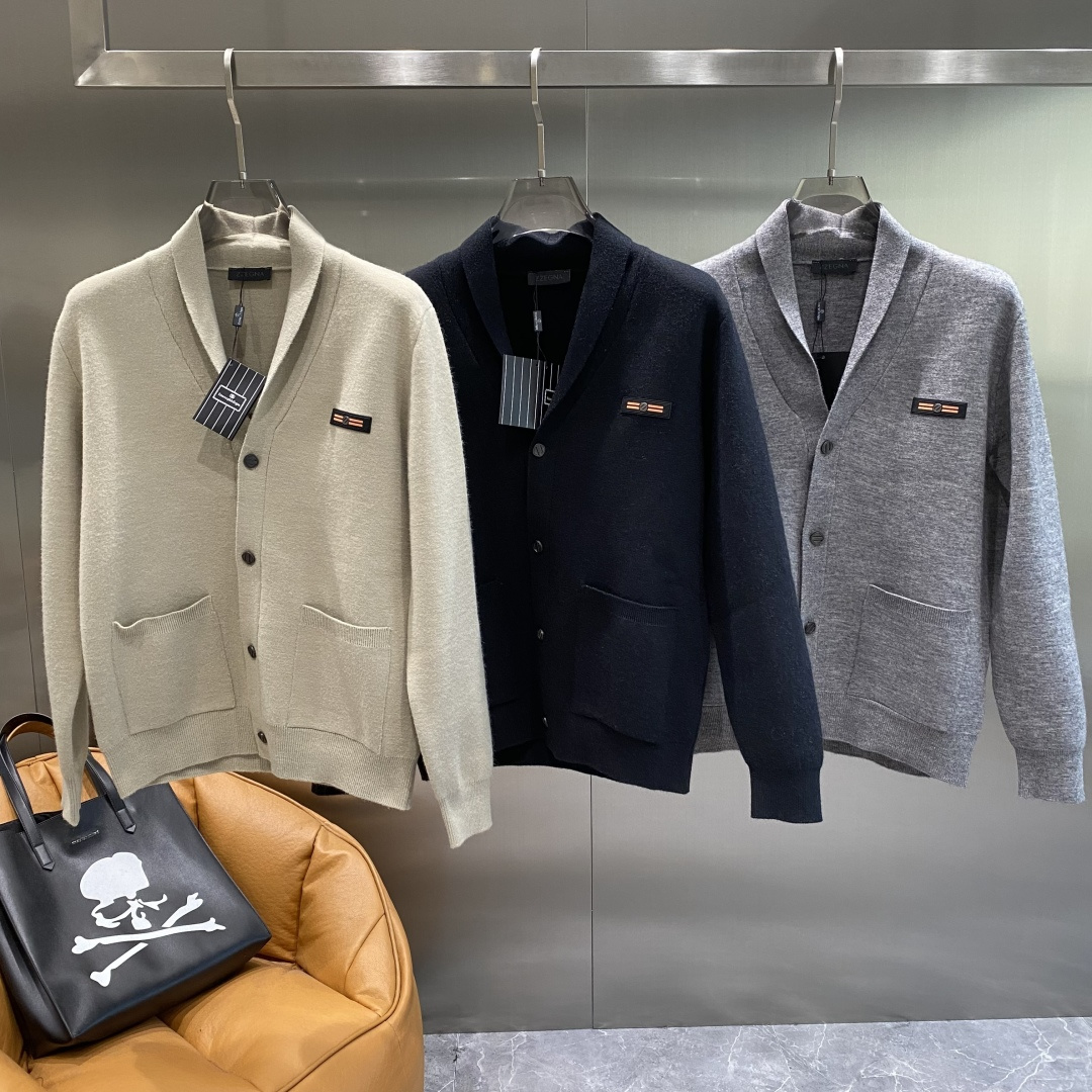 🌾 《𝙉𝙚𝙬🤍🖤杰尼家》开衫新款针织毛衣衫，彰显2025秋冬秀场的 主题。责任采购羊毛成就换季时节的典雅