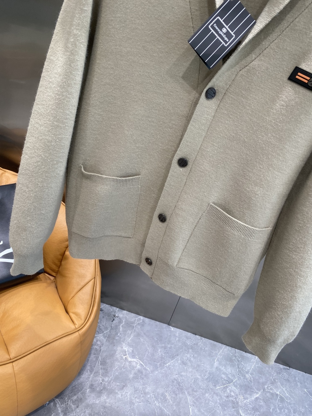 🌾 《𝙉𝙚𝙬🤍🖤杰尼家》开衫新款针织毛衣衫，彰显2025秋冬秀场的 主题。责任采购羊毛成就换季时节的典雅