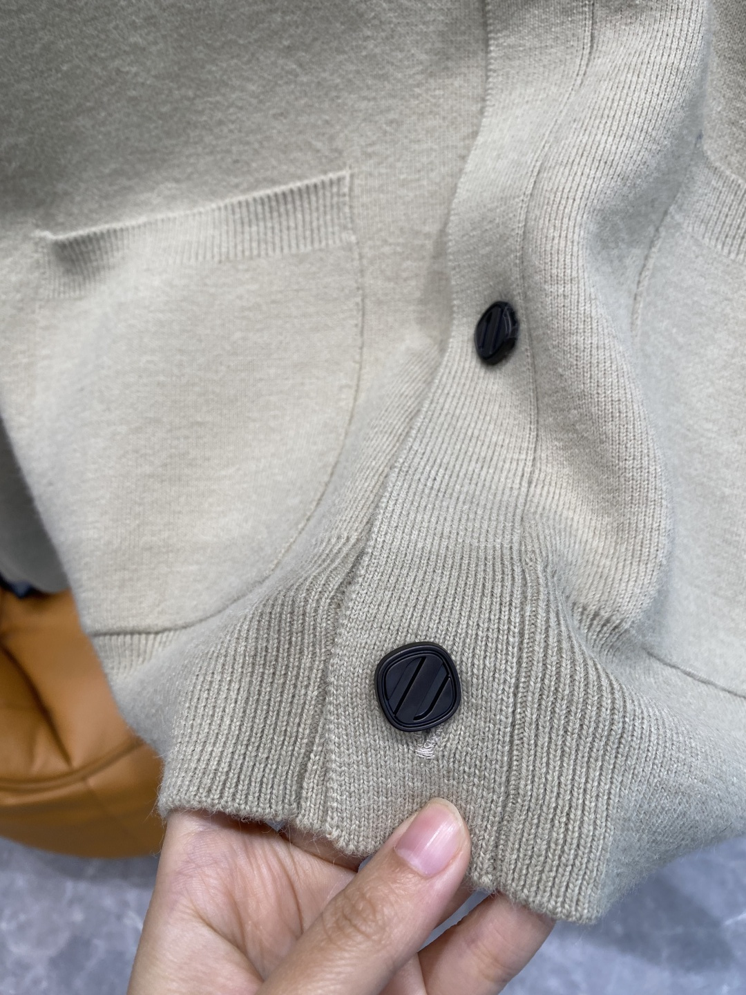 🌾 《𝙉𝙚𝙬🤍🖤杰尼家》开衫新款针织毛衣衫，彰显2025秋冬秀场的 主题。责任采购羊毛成就换季时节的典雅