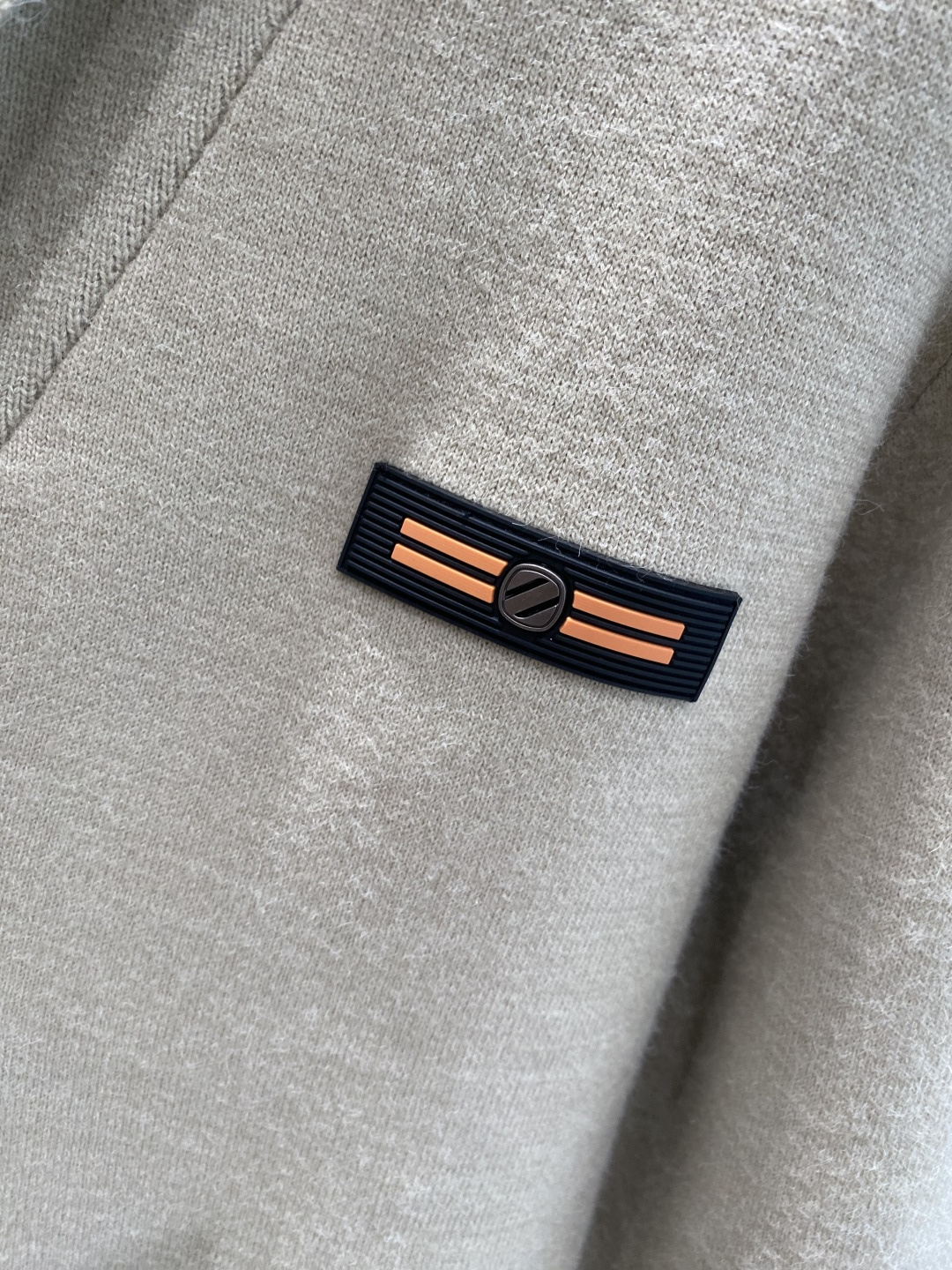 🌾 《𝙉𝙚𝙬🤍🖤杰尼家》开衫新款针织毛衣衫，彰显2025秋冬秀场的 主题。责任采购羊毛成就换季时节的典雅