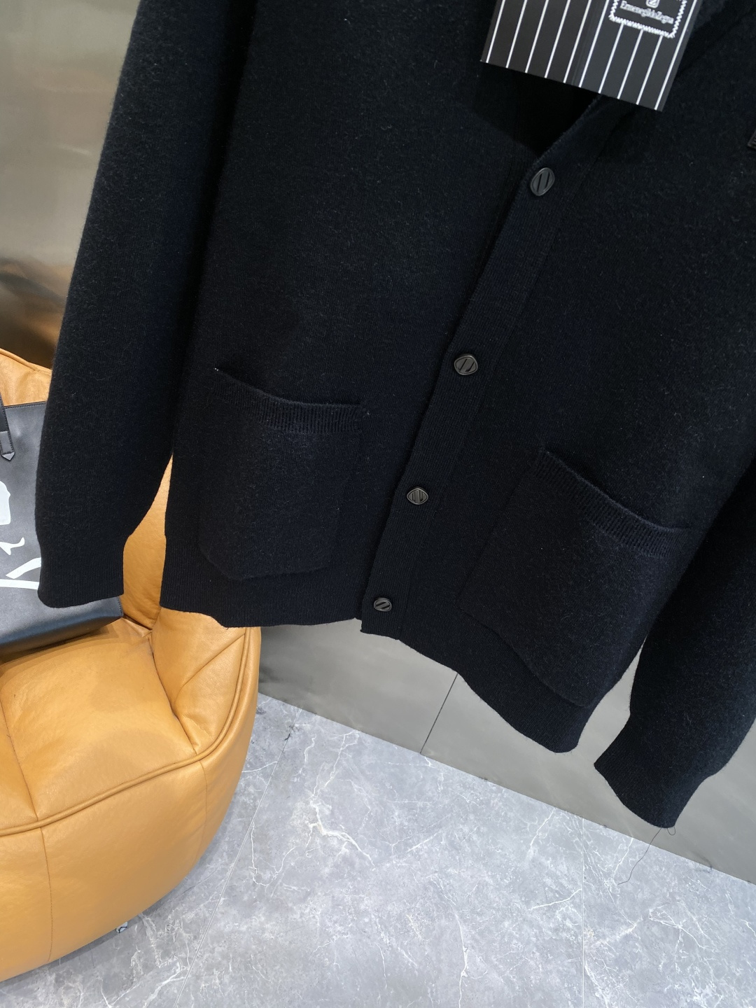 🌾 《𝙉𝙚𝙬🤍🖤杰尼家》开衫新款针织毛衣衫，彰显2025秋冬秀场的 主题。责任采购羊毛成就换季时节的典雅