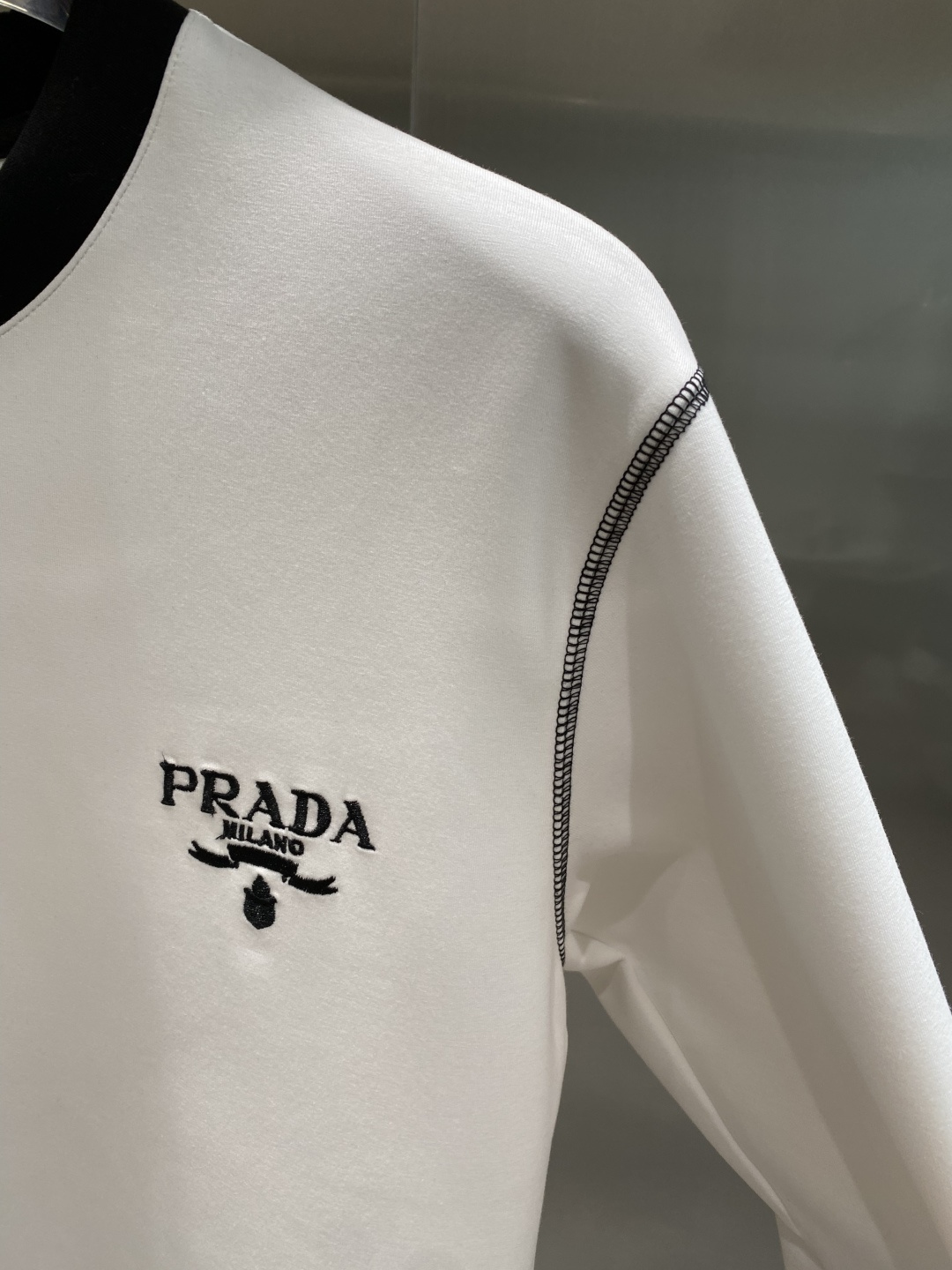 🌾 《𝙉𝙚𝙬🤍🖤普家》25秋冬新品空气层 圆领卫衣，正面品牌标识设计，创意重释品牌标志性设计，采用400