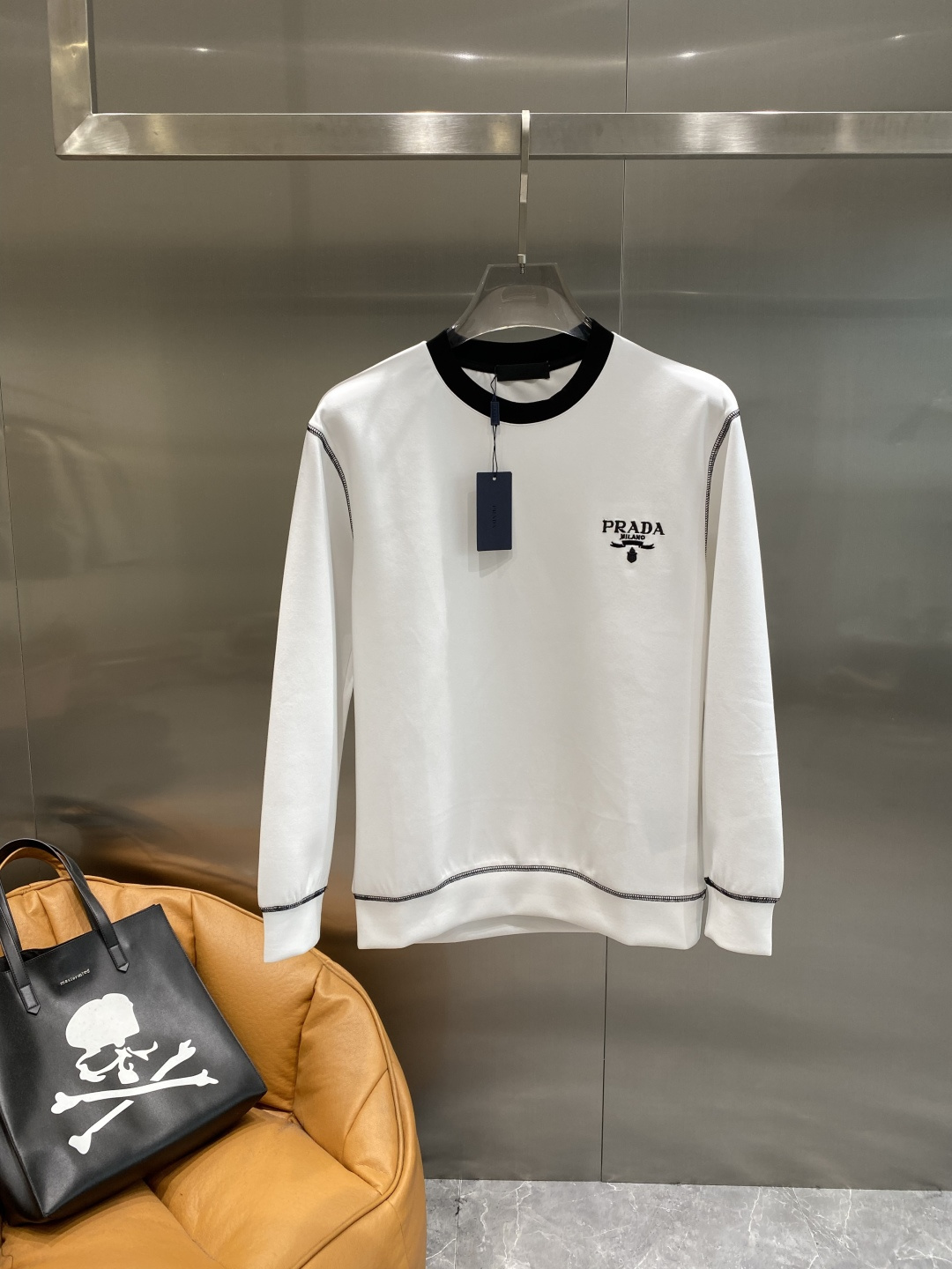 🌾 《𝙉𝙚𝙬🤍🖤普家》25秋冬新品空气层 圆领卫衣，正面品牌标识设计，创意重释品牌标志性设计，采用400