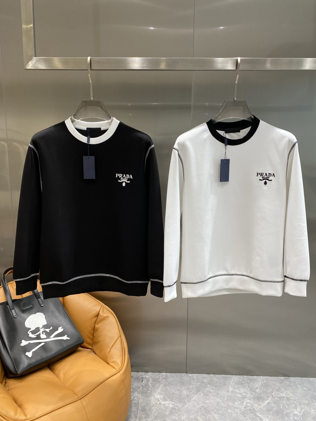 🌾 《𝙉𝙚𝙬🤍🖤普家》25秋冬新品空气层 圆领卫衣，正面品牌标识设计，创意重释品牌标志性设计，采用400