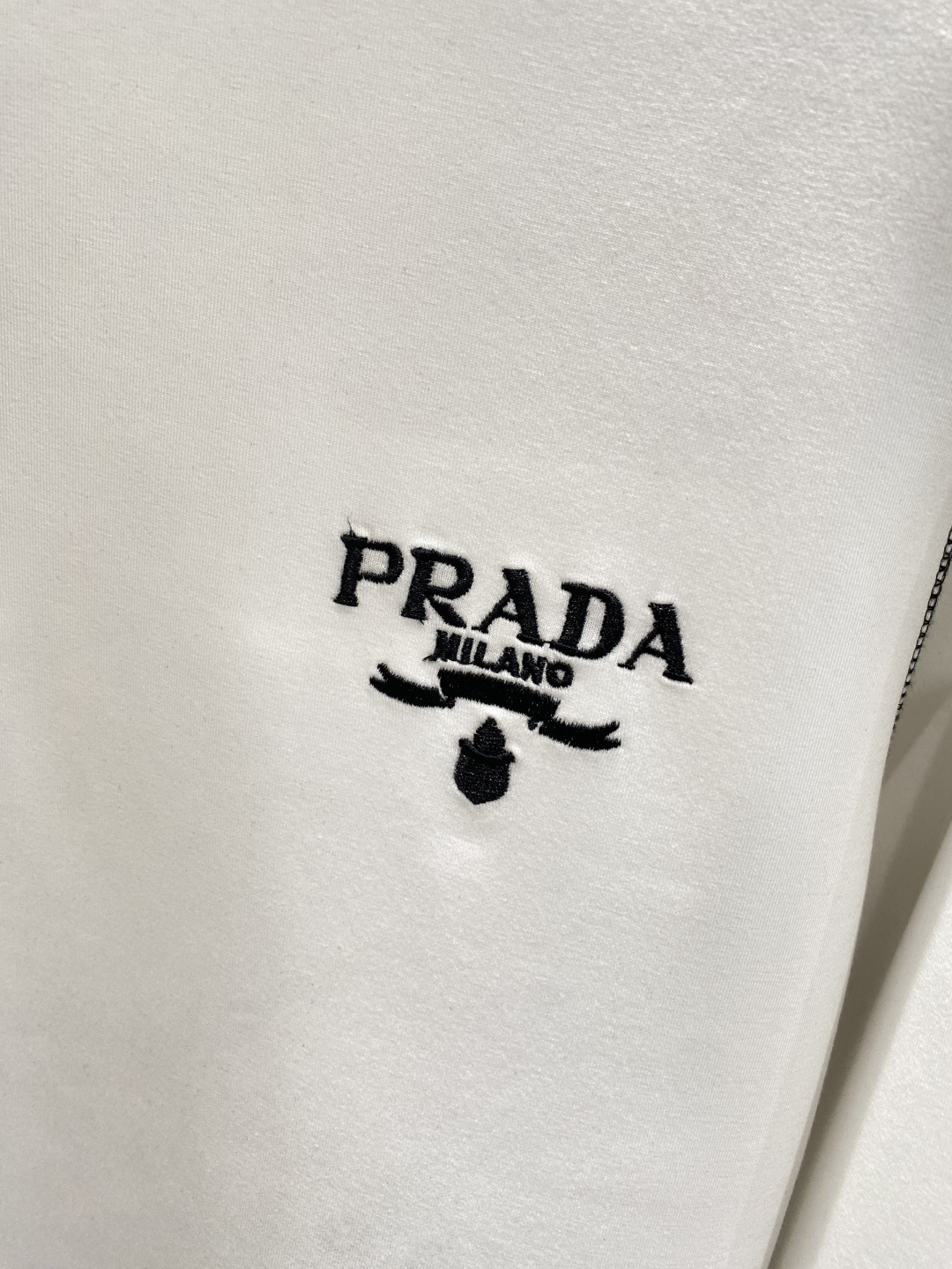 🌾 《𝙉𝙚𝙬🤍🖤普家》25秋冬新品空气层 圆领卫衣，正面品牌标识设计，创意重释品牌标志性设计，采用400