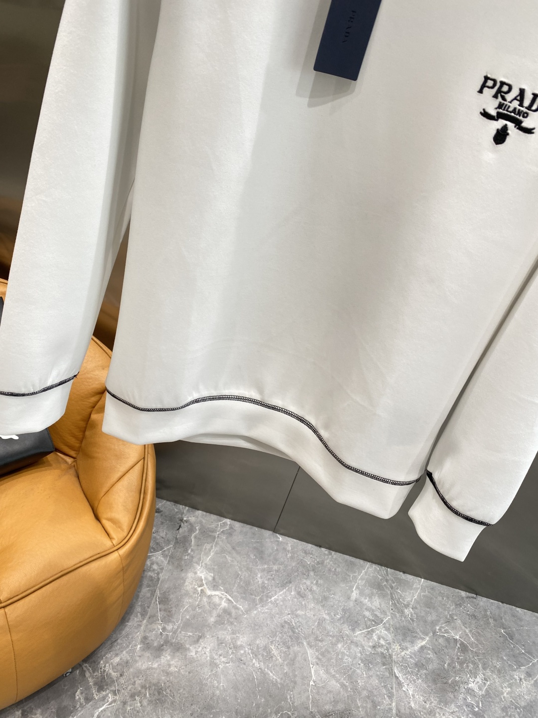 🌾 《𝙉𝙚𝙬🤍🖤普家》25秋冬新品空气层 圆领卫衣，正面品牌标识设计，创意重释品牌标志性设计，采用400