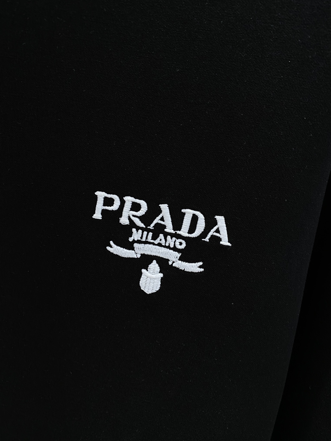 🌾 《𝙉𝙚𝙬🤍🖤普家》25秋冬新品空气层 圆领卫衣，正面品牌标识设计，创意重释品牌标志性设计，采用400