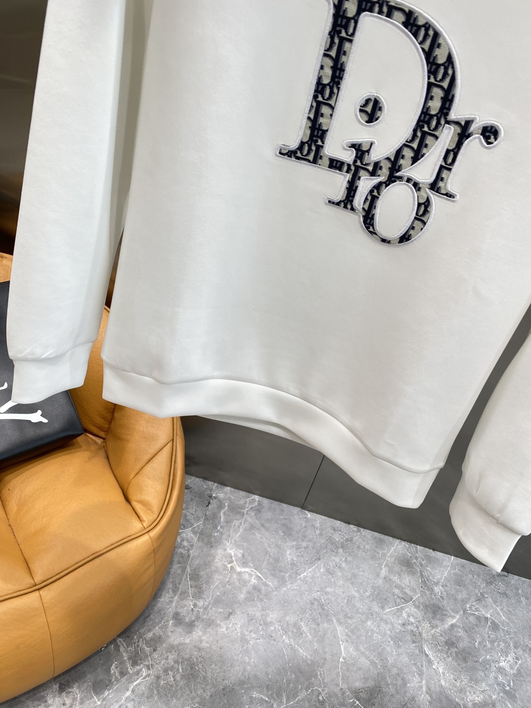 🌾 《𝙉𝙚𝙬🤍🖤迪家》25秋冬新品空气层 圆领卫衣，正面品牌标识设计，创意重释品牌标志性设计，采用400