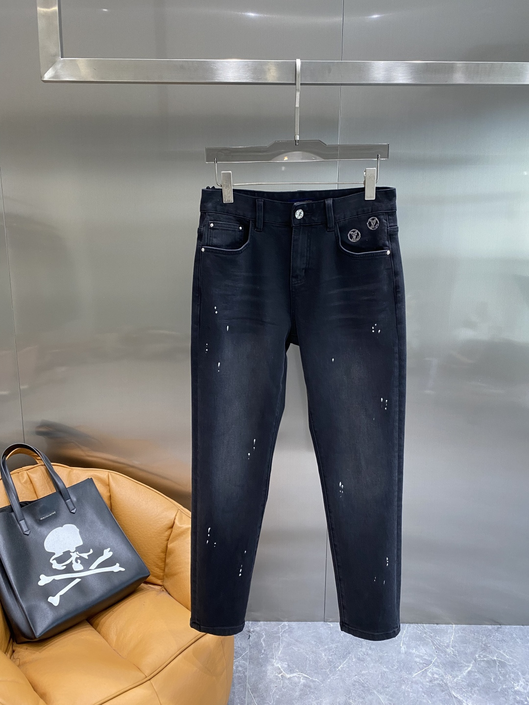 《𝙉𝙚𝙬🤍🖤驴家》秋冬最新品牛仔裤 专柜热销款 品味与价值共享 身穿着非常舒适 低调不失奢华 穿出去非常