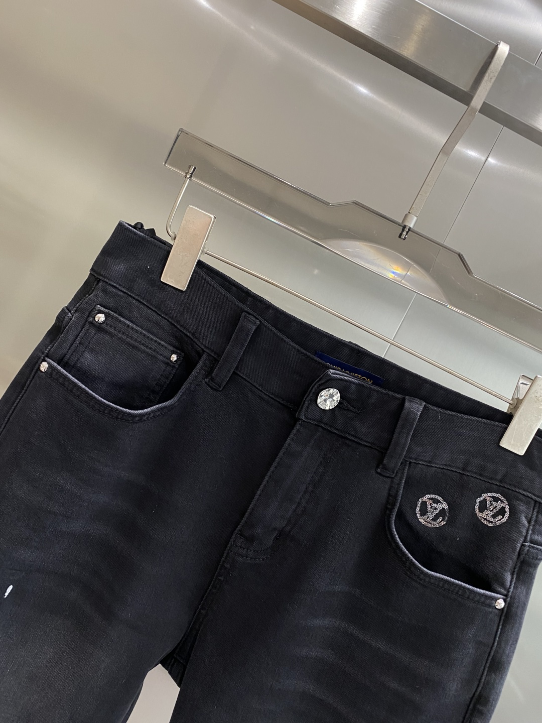 《𝙉𝙚𝙬🤍🖤驴家》秋冬最新品牛仔裤 专柜热销款 品味与价值共享 身穿着非常舒适 低调不失奢华 穿出去非常