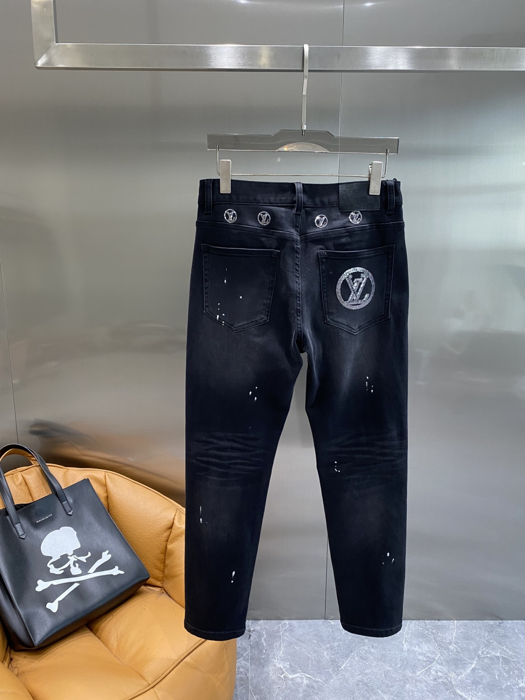 《𝙉𝙚𝙬🤍🖤驴家》秋冬最新品牛仔裤 专柜热销款 品味与价值共享 身穿着非常舒适 低调不失奢华 穿出去非常