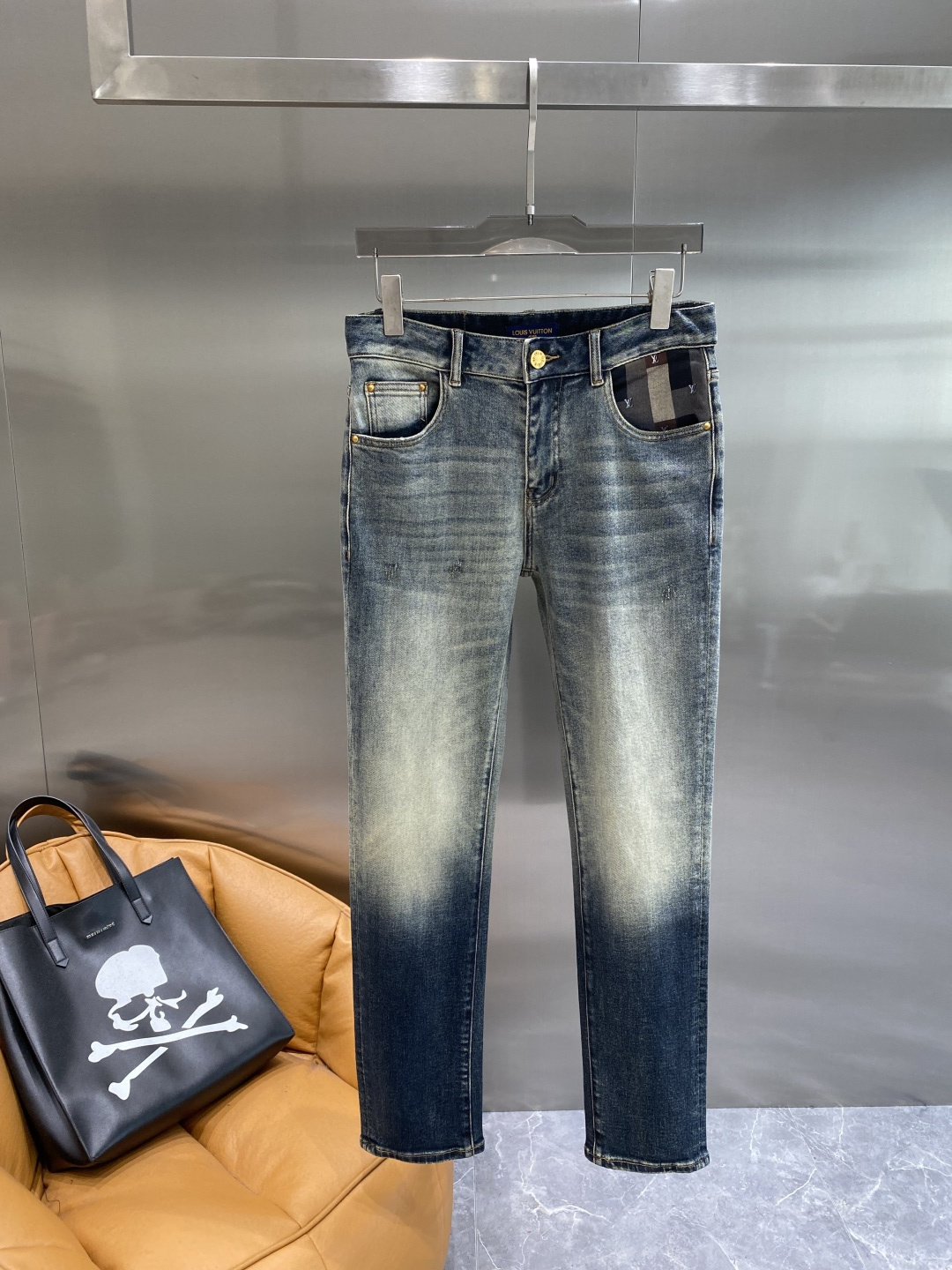 《𝙉𝙚𝙬🤍🖤驴家》秋冬最新品牛仔裤 专柜热销款 品味与价值共享 身穿着非常舒适 低调不失奢华 穿出去非常