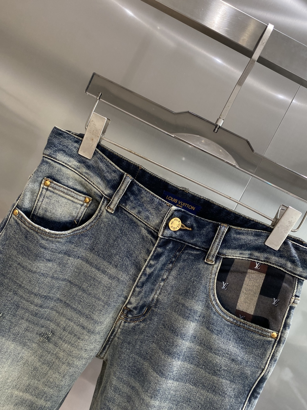 《𝙉𝙚𝙬🤍🖤驴家》秋冬最新品牛仔裤 专柜热销款 品味与价值共享 身穿着非常舒适 低调不失奢华 穿出去非常