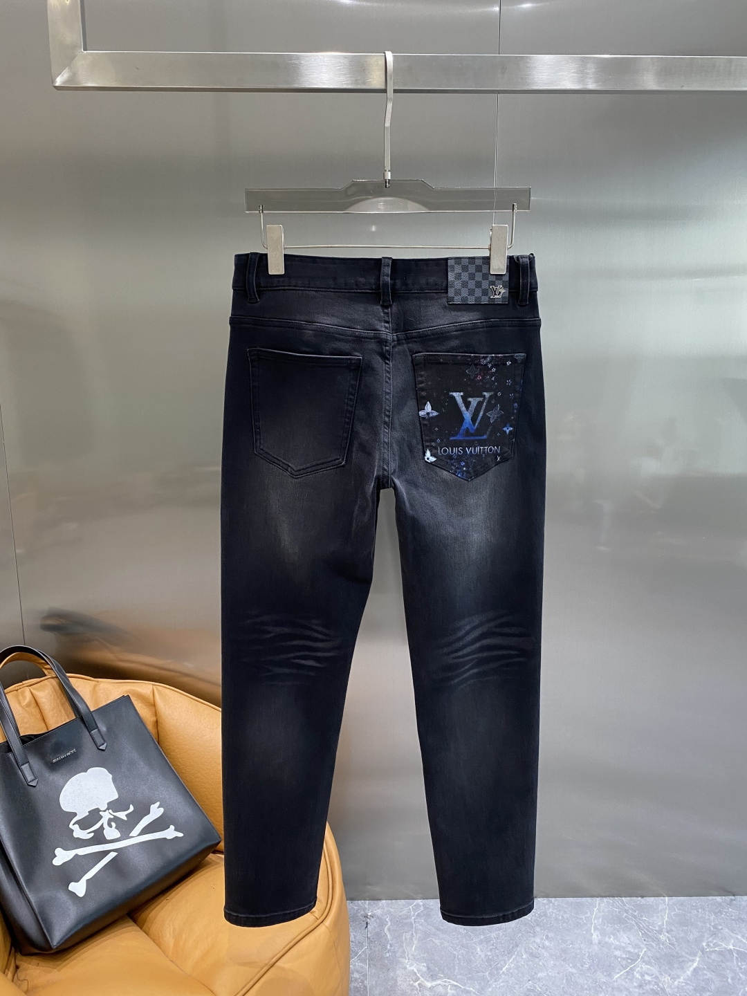 《𝙉𝙚𝙬🤍🖤驴家》2025专柜新品，原版牛仔裤 原版重工打造，品牌经典LOGO设计，三标齐全！原版五金辅