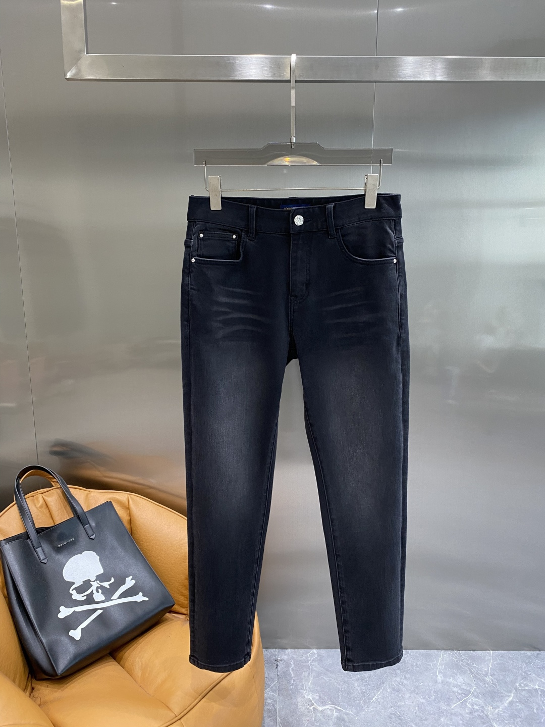 《𝙉𝙚𝙬🤍🖤驴家》2025专柜新品，原版牛仔裤 原版重工打造，品牌经典LOGO设计，三标齐全！原版五金辅