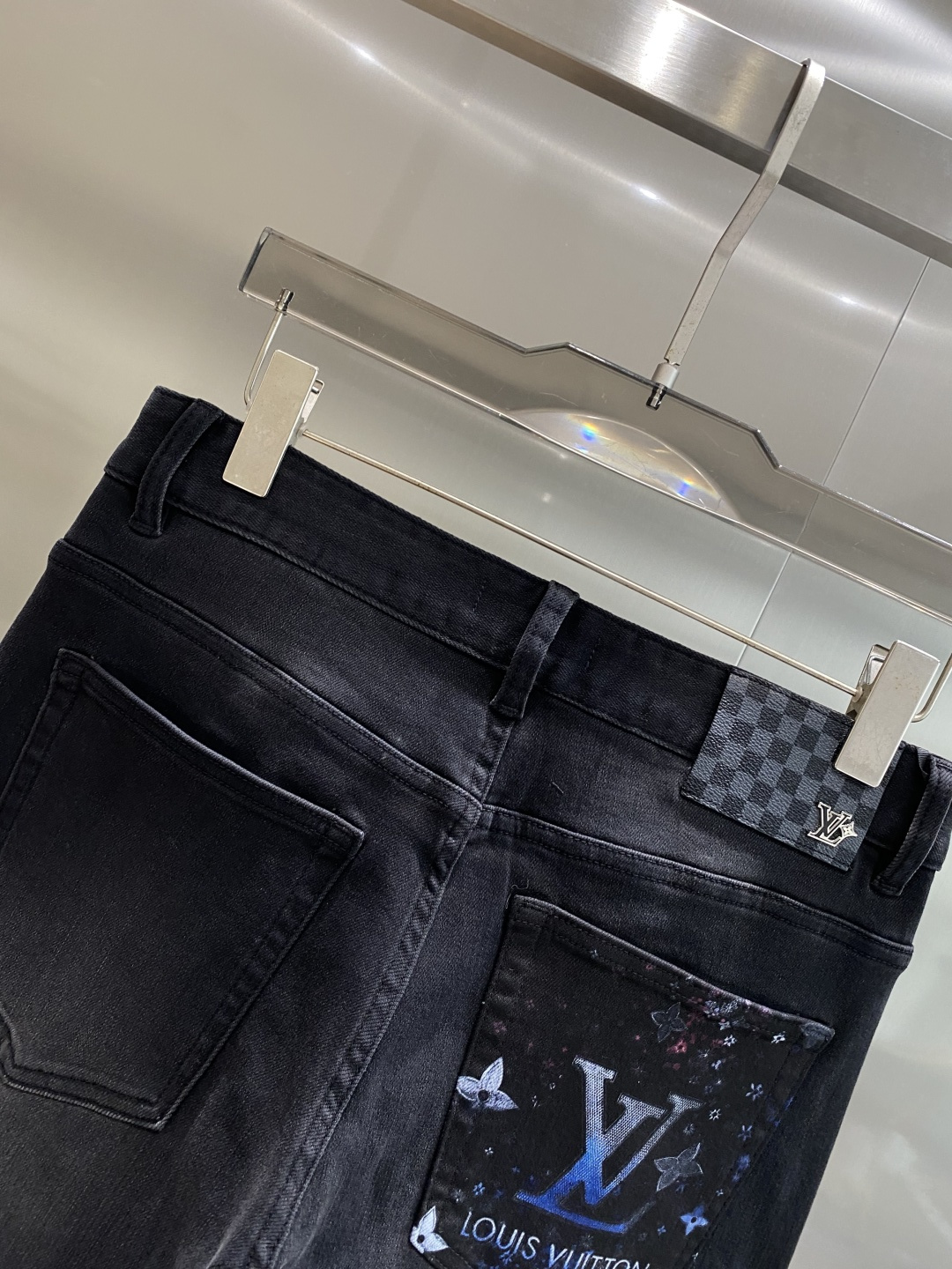 《𝙉𝙚𝙬🤍🖤驴家》2025专柜新品，原版牛仔裤 原版重工打造，品牌经典LOGO设计，三标齐全！原版五金辅