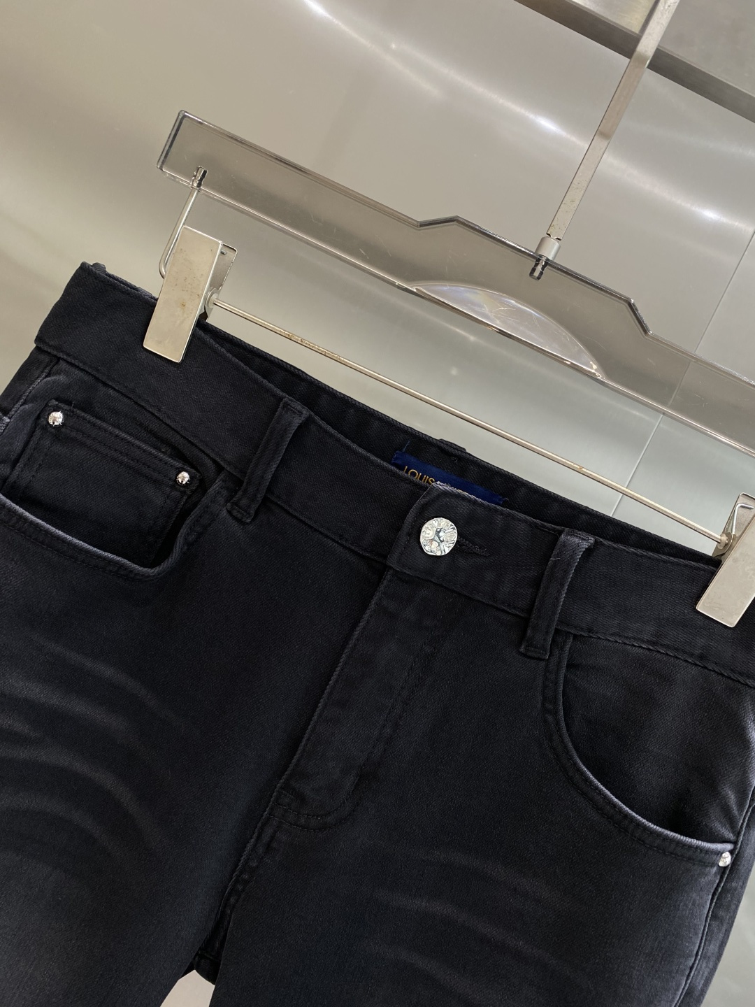 《𝙉𝙚𝙬🤍🖤驴家》2025专柜新品，原版牛仔裤 原版重工打造，品牌经典LOGO设计，三标齐全！原版五金辅