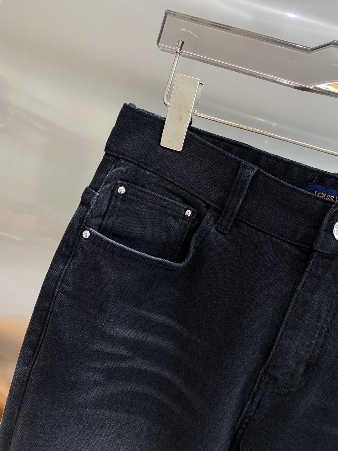 《𝙉𝙚𝙬🤍🖤驴家》2025专柜新品，原版牛仔裤 原版重工打造，品牌经典LOGO设计，三标齐全！原版五金辅