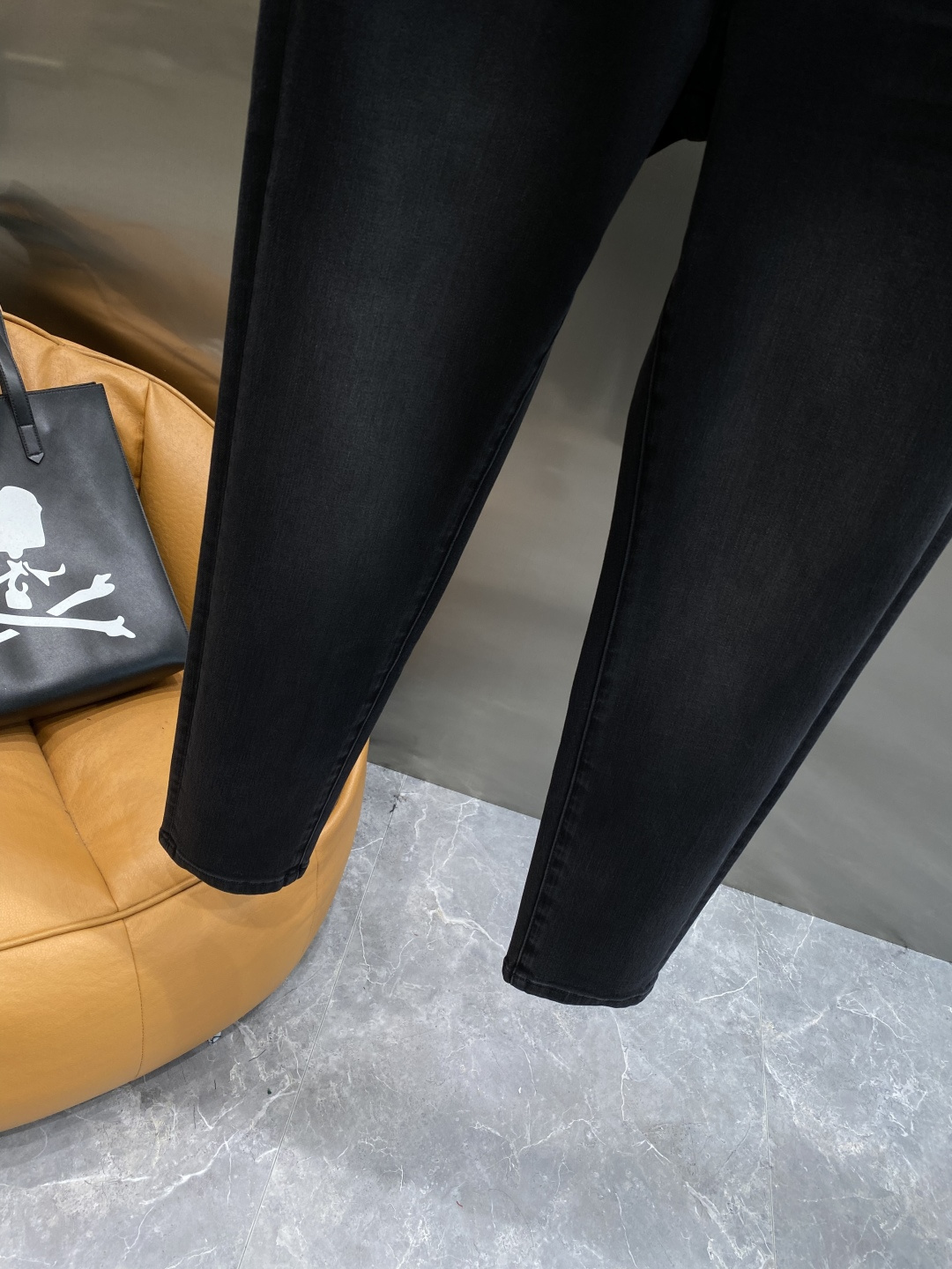 《𝙉𝙚𝙬🤍🖤驴家》2025专柜新品，原版牛仔裤 原版重工打造，品牌经典LOGO设计，三标齐全！原版五金辅