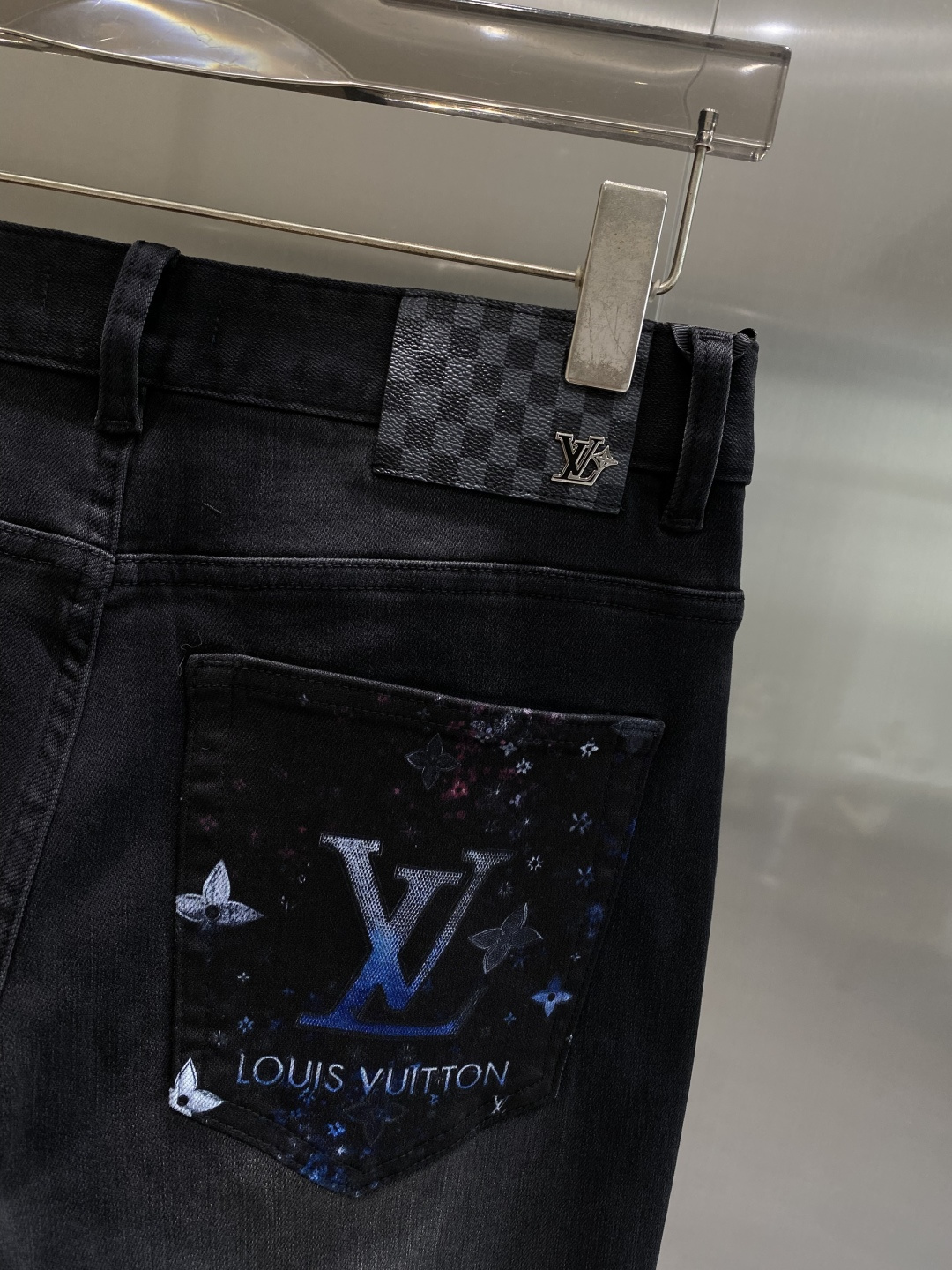 《𝙉𝙚𝙬🤍🖤驴家》2025专柜新品，原版牛仔裤 原版重工打造，品牌经典LOGO设计，三标齐全！原版五金辅