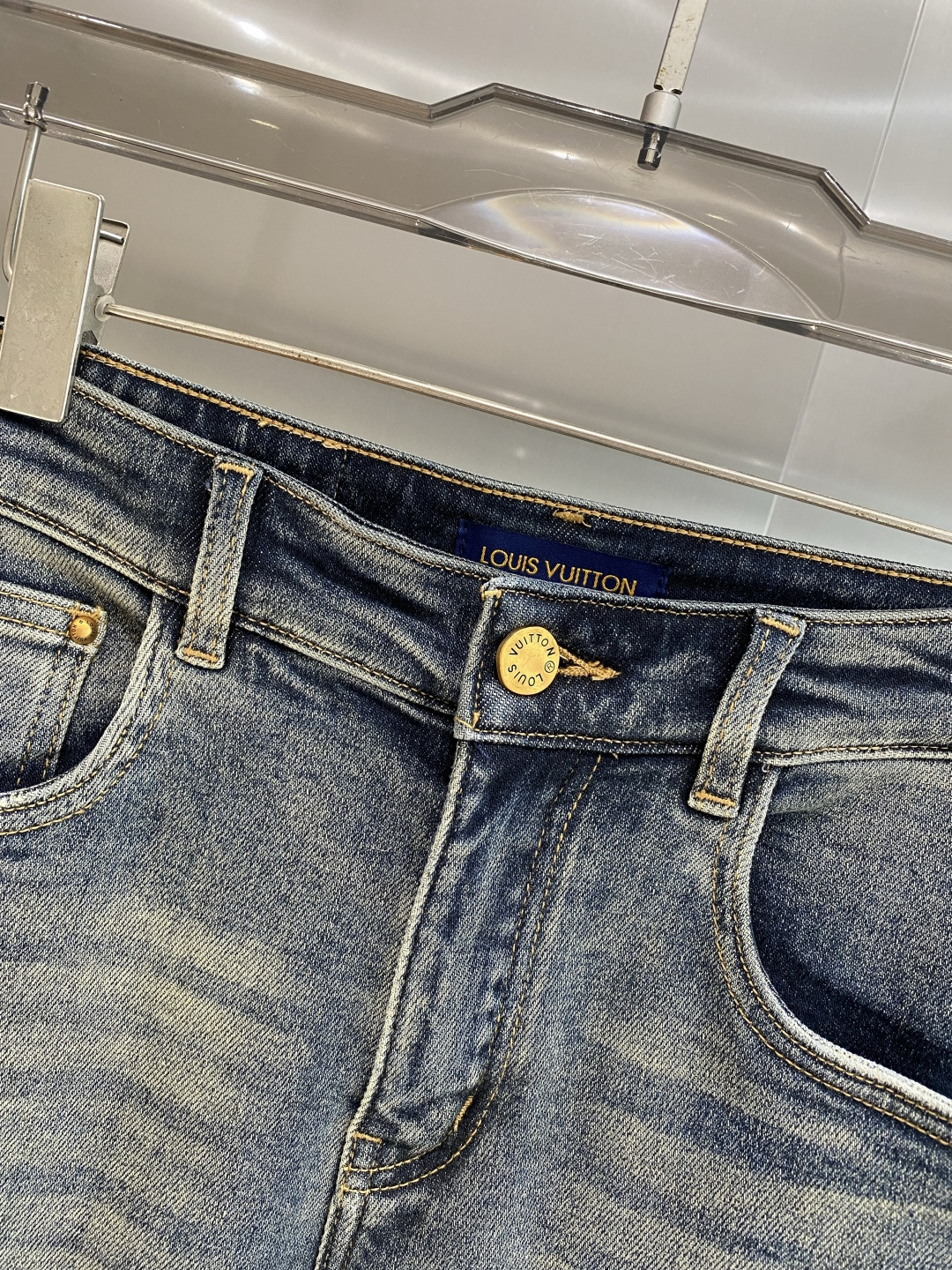 《𝙉𝙚𝙬🤍🖤驴家》2025专柜新品，原版牛仔裤 原版重工打造，品牌经典LOGO设计，三标齐全！原版五金辅