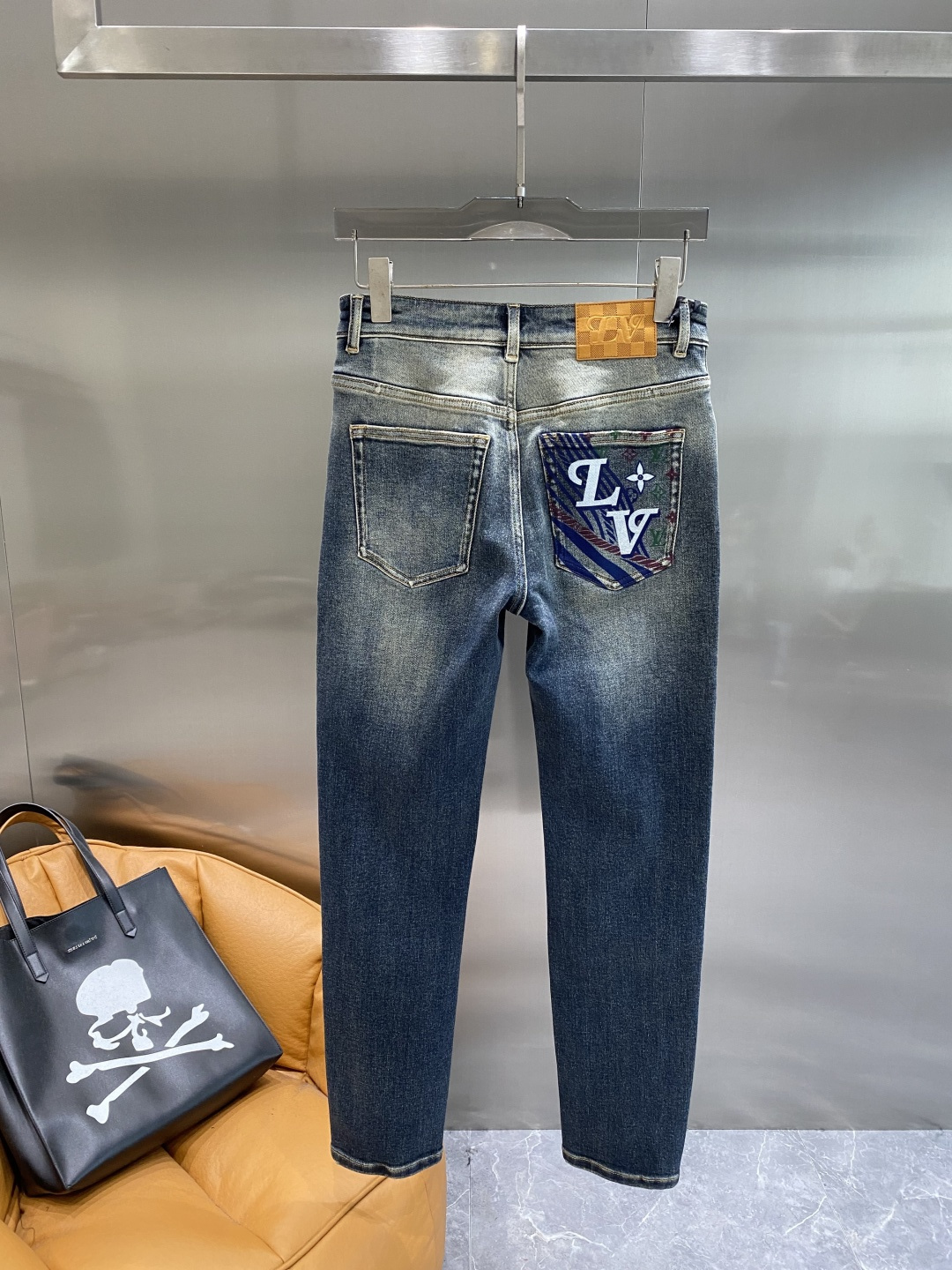 《𝙉𝙚𝙬🤍🖤驴家》2025专柜新品，原版牛仔裤 原版重工打造，品牌经典LOGO设计，三标齐全！原版五金辅