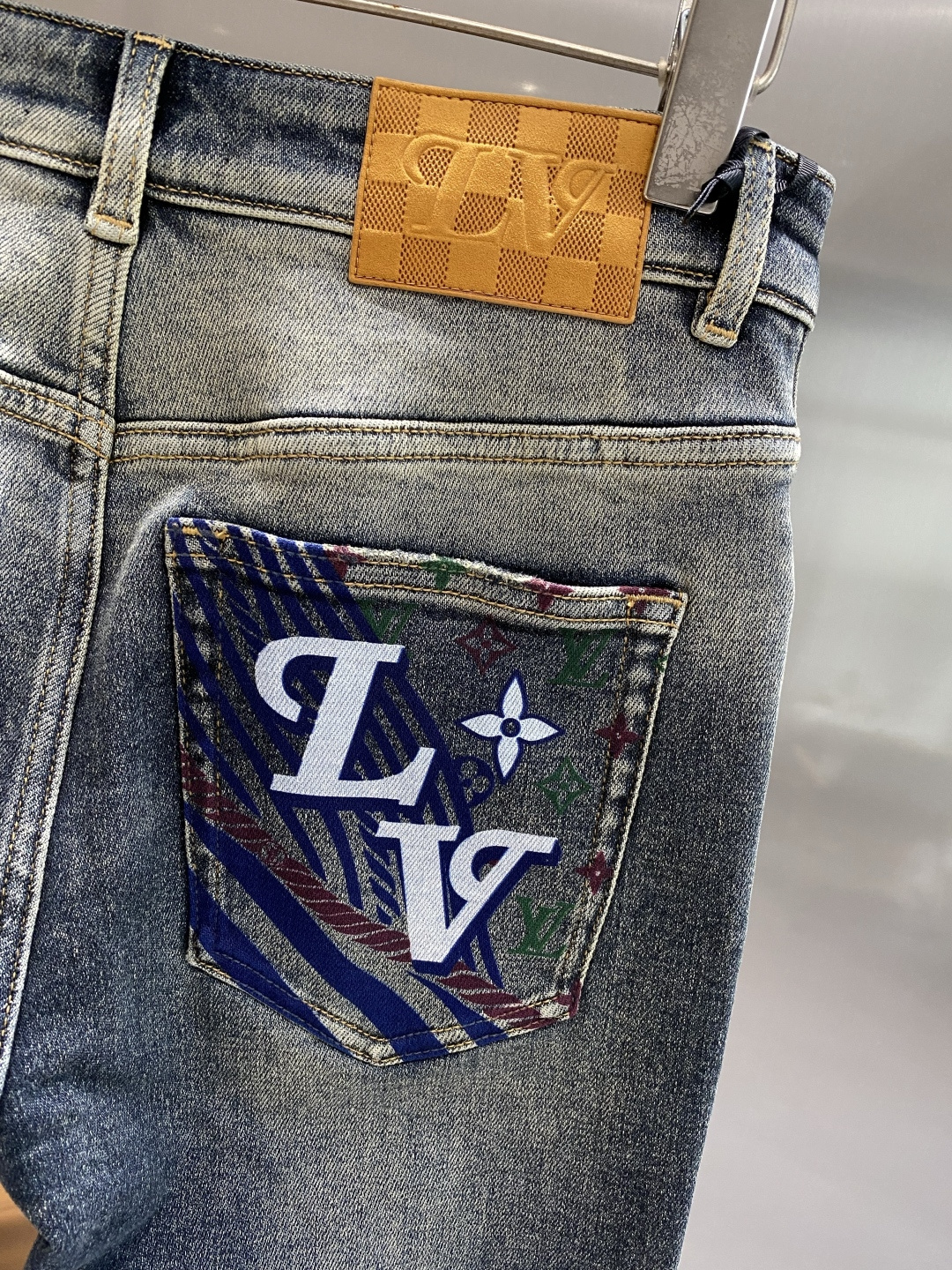 《𝙉𝙚𝙬🤍🖤驴家》2025专柜新品，原版牛仔裤 原版重工打造，品牌经典LOGO设计，三标齐全！原版五金辅