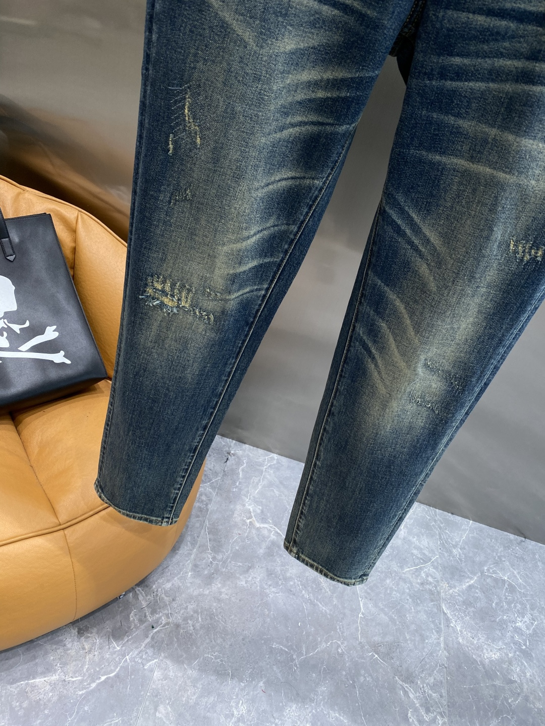 《𝙉𝙚𝙬🤍🖤芬家》2025专柜新品，原版牛仔裤 原版重工打造，品牌经典LOGO设计，三标齐全！原版五金辅