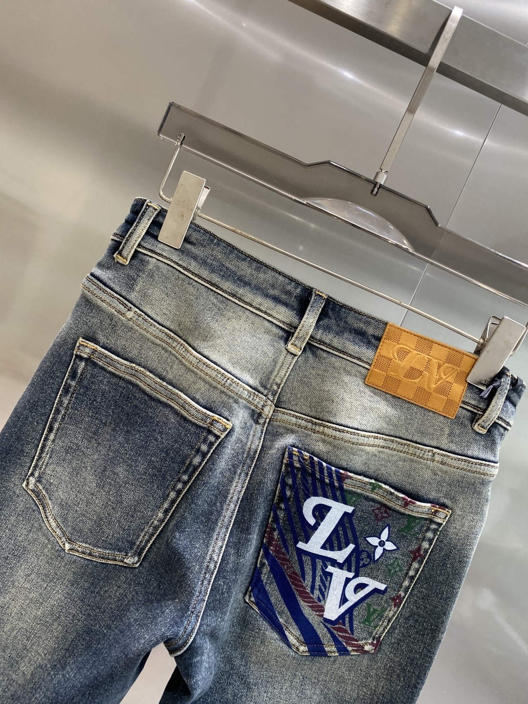 《𝙉𝙚𝙬🤍🖤驴家》2025专柜新品，原版牛仔裤 原版重工打造，品牌经典LOGO设计，三标齐全！原版五金辅