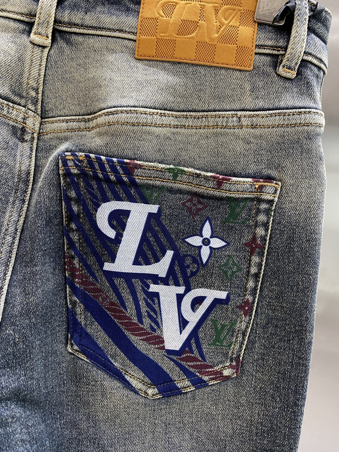 《𝙉𝙚𝙬🤍🖤驴家》2025专柜新品，原版牛仔裤 原版重工打造，品牌经典LOGO设计，三标齐全！原版五金辅