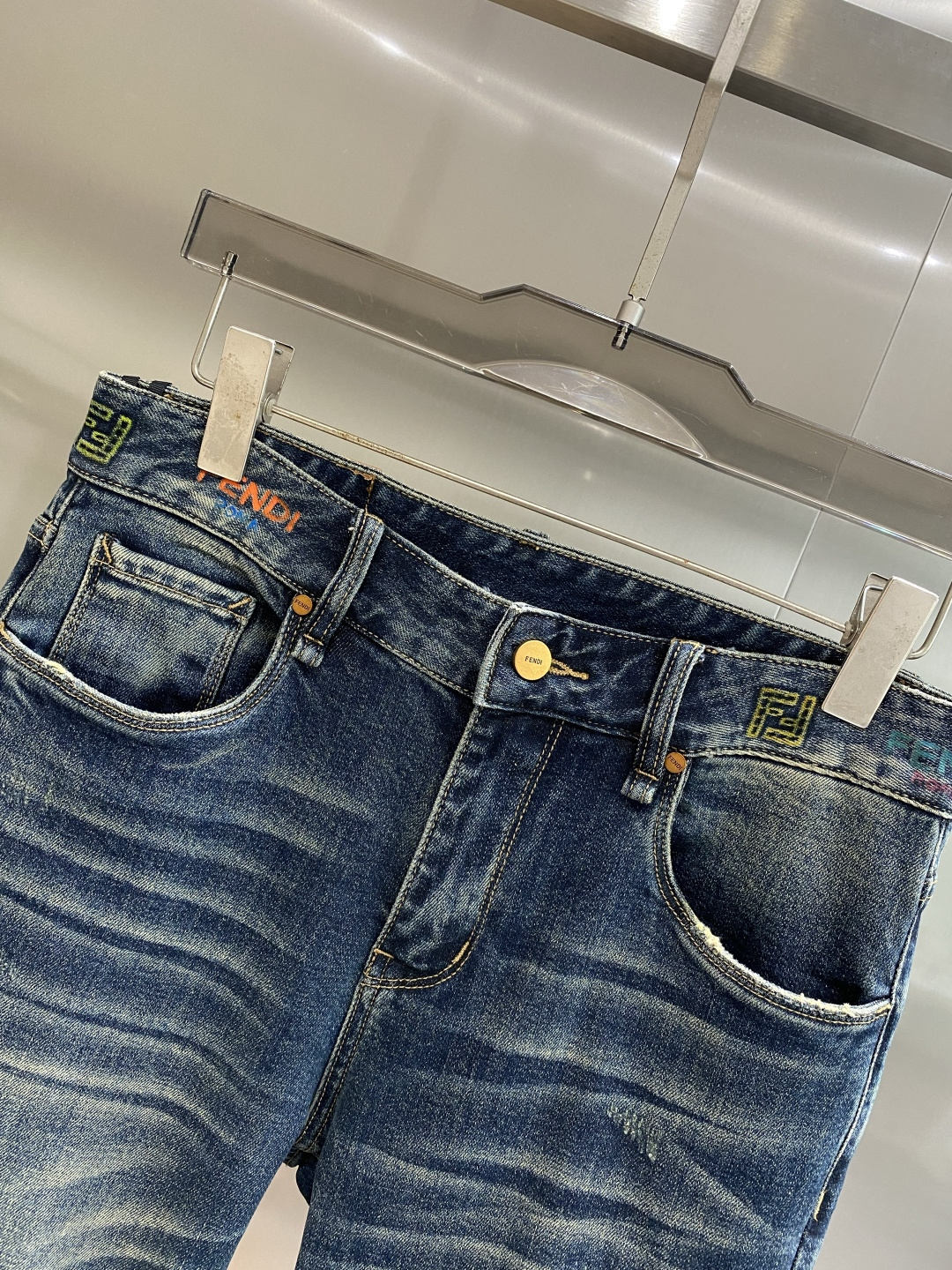 《𝙉𝙚𝙬🤍🖤芬家》2025专柜新品，原版牛仔裤 原版重工打造，品牌经典LOGO设计，三标齐全！原版五金辅
