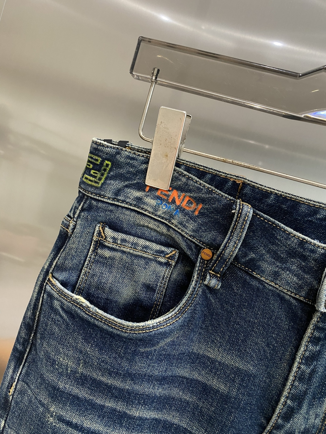 《𝙉𝙚𝙬🤍🖤芬家》2025专柜新品，原版牛仔裤 原版重工打造，品牌经典LOGO设计，三标齐全！原版五金辅