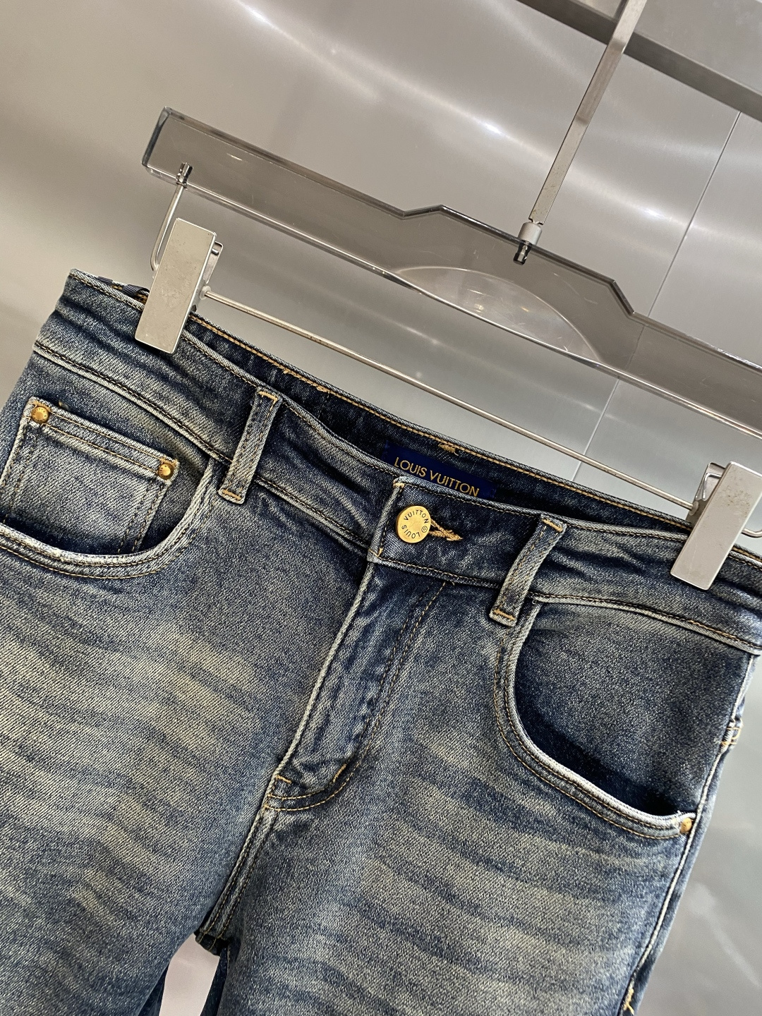 《𝙉𝙚𝙬🤍🖤驴家》2025专柜新品，原版牛仔裤 原版重工打造，品牌经典LOGO设计，三标齐全！原版五金辅