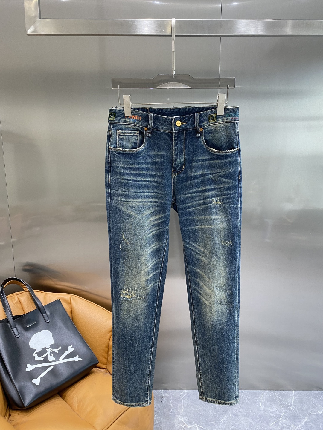 《𝙉𝙚𝙬🤍🖤芬家》2025专柜新品，原版牛仔裤 原版重工打造，品牌经典LOGO设计，三标齐全！原版五金辅